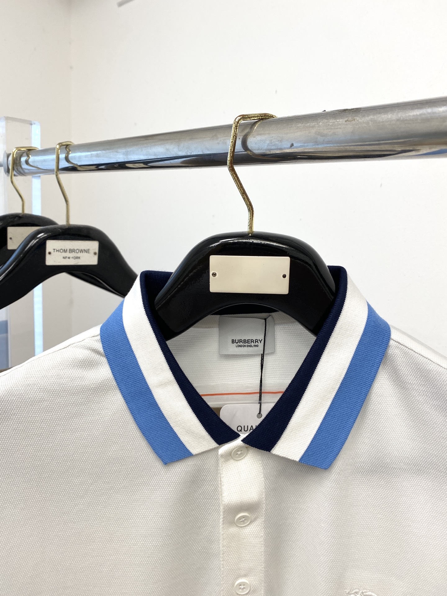 巴宝莉、2025新品短袖T恤，帅气时尚，胸前精致刺绣图案logo，简约百搭款。面料棉 不仅挺括，保持潮流