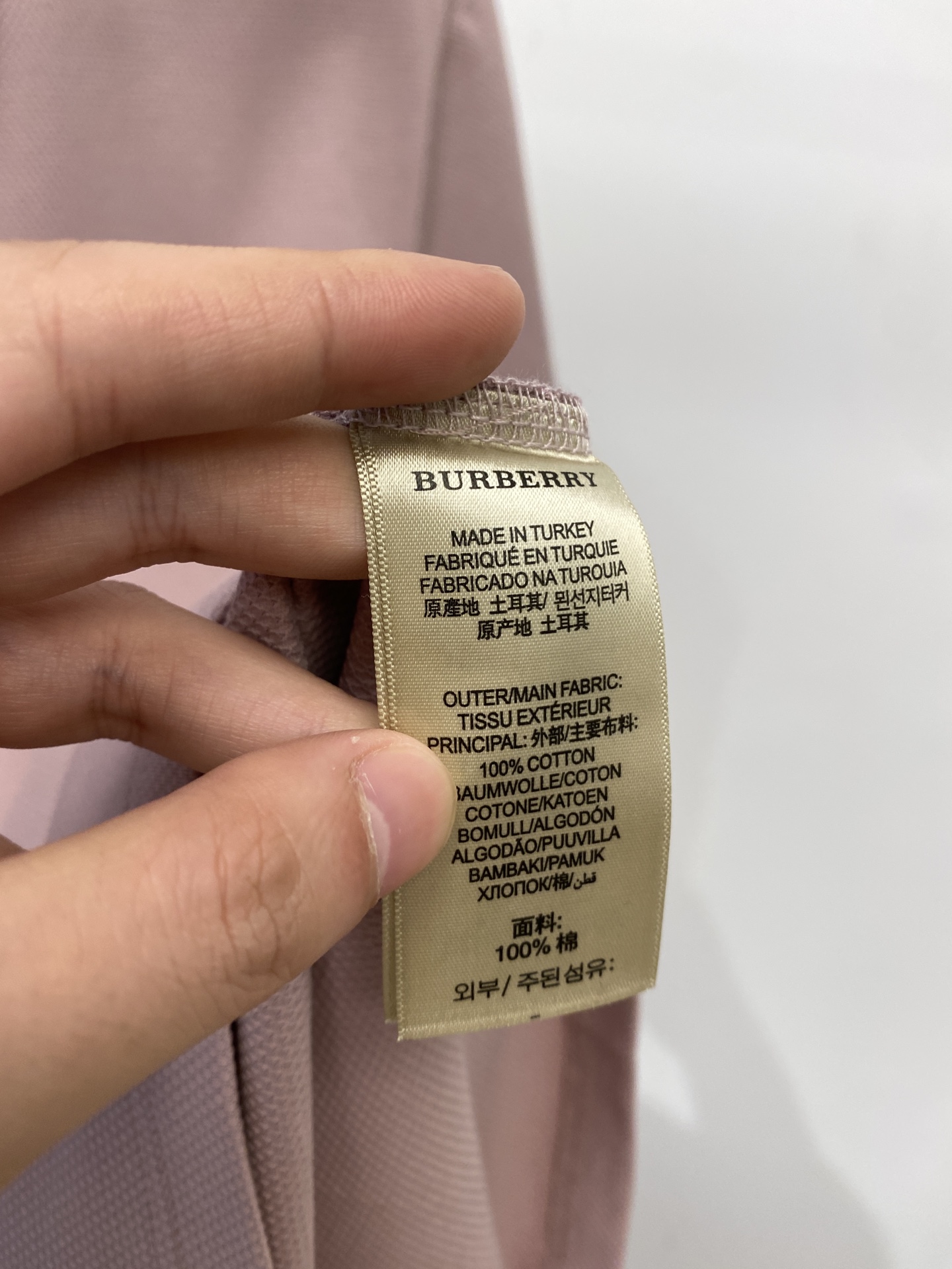 巴宝莉、2025新品短袖T恤，帅气时尚，胸前精致刺绣图案logo，简约百搭款。面料棉 不仅挺括，保持潮流