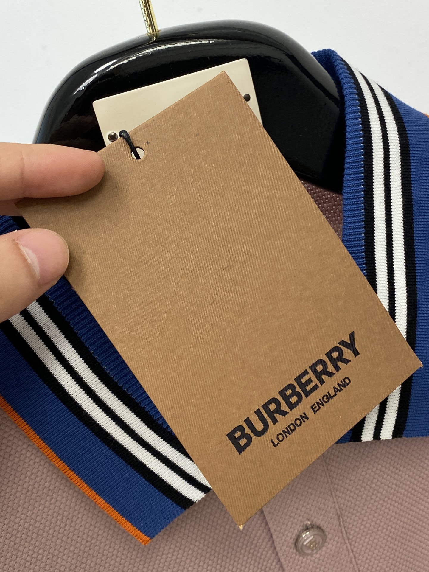 巴宝莉、2025新品短袖T恤，帅气时尚，胸前精致刺绣图案logo，简约百搭款。面料棉 不仅挺括，保持潮流