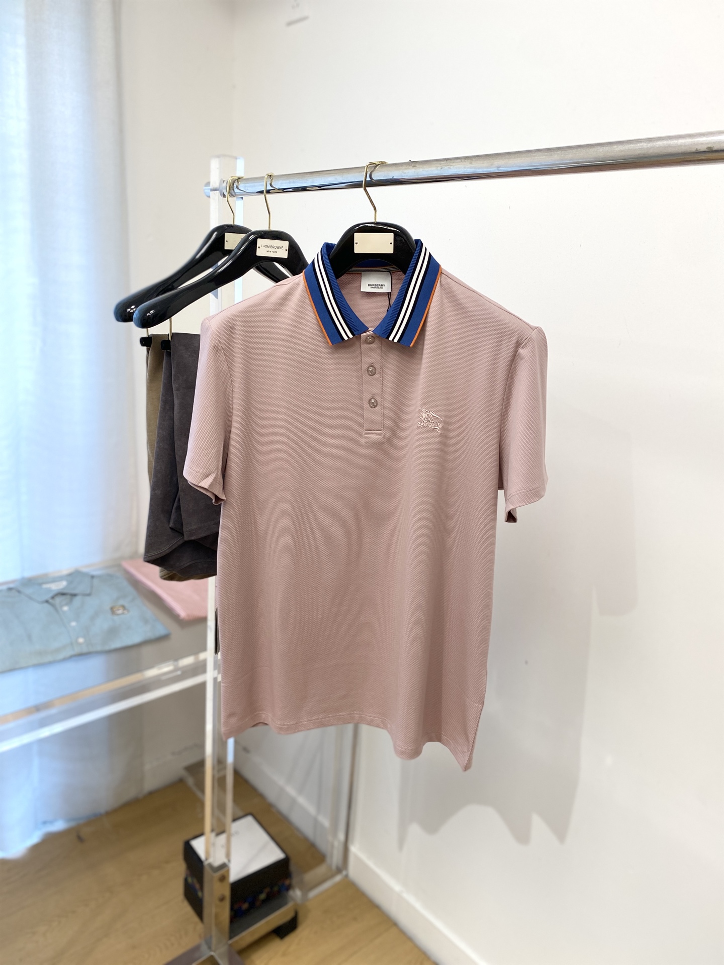 巴宝莉、2025新品短袖T恤，帅气时尚，胸前精致刺绣图案logo，简约百搭款。面料棉 不仅挺括，保持潮流