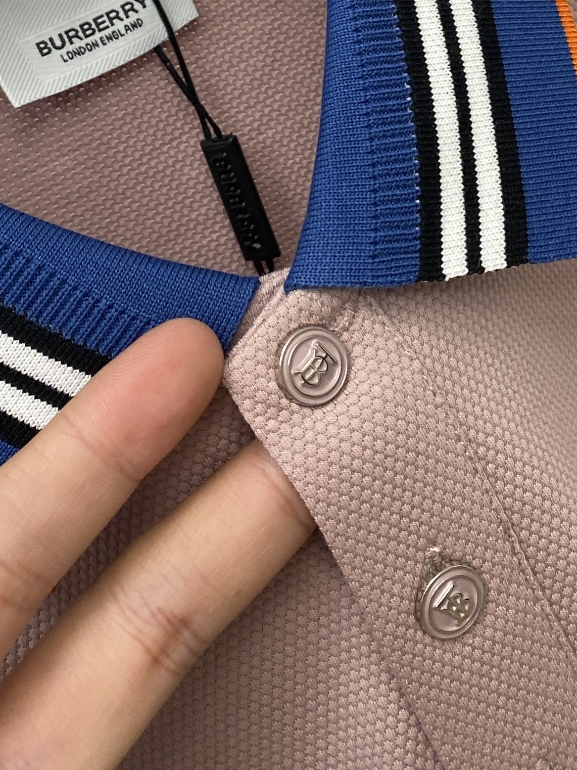 巴宝莉、2025新品短袖T恤，帅气时尚，胸前精致刺绣图案logo，简约百搭款。面料棉 不仅挺括，保持潮流