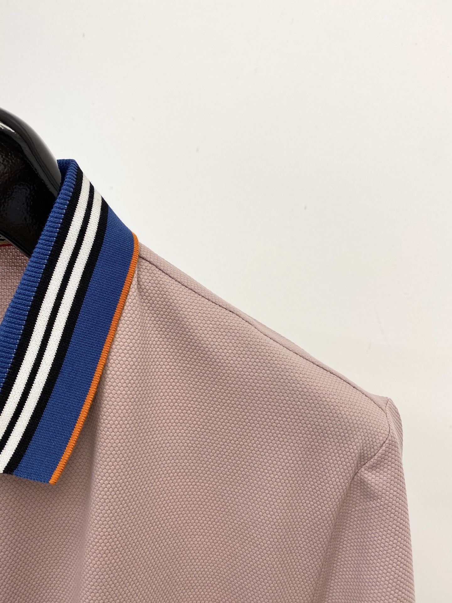 巴宝莉、2025新品短袖T恤，帅气时尚，胸前精致刺绣图案logo，简约百搭款。面料棉 不仅挺括，保持潮流