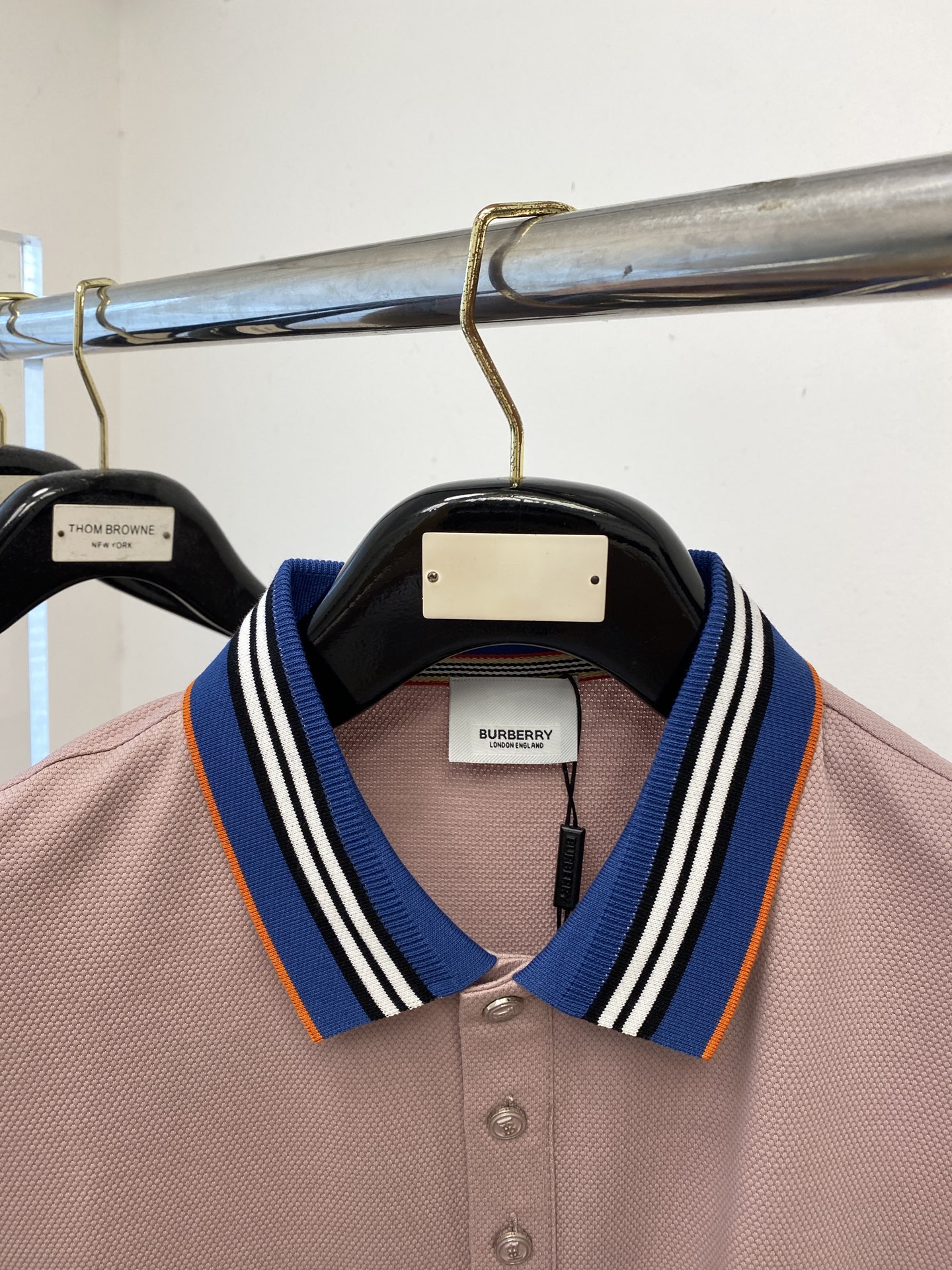 巴宝莉、2025新品短袖T恤，帅气时尚，胸前精致刺绣图案logo，简约百搭款。面料棉 不仅挺括，保持潮流