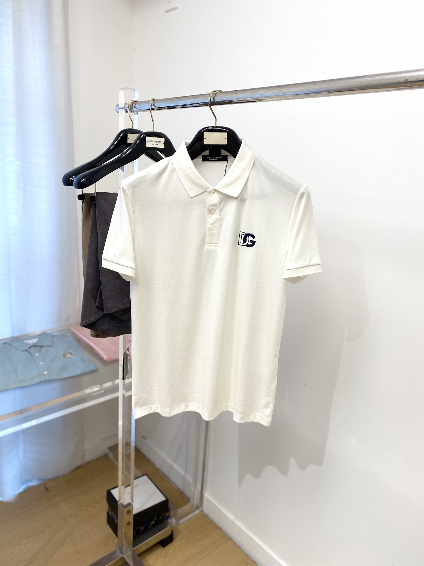 NO:516599,DG, 2025 new short-sleeved T-shirt, handsome and fashionable, top-grade printed letter logo on the chest, simple and versatile style. Fabric cotton is not only crisp, maintains the trendy silhouette, but also comfortable to wear, and the yarn is more delicate, the number M-3XL, T-shirt,tees, t-shirt,alexander wang19860909DG、2025新品短袖T恤,帅气时尚,胸前顶级印胶字母logo,简约百搭款.面料棉 不仅挺括,保持潮流的廓形,又穿着舒适,纱织更细腻,码数M-3XL,,T-shirt,tees，t-shirt,alexander wang,Men's clothing