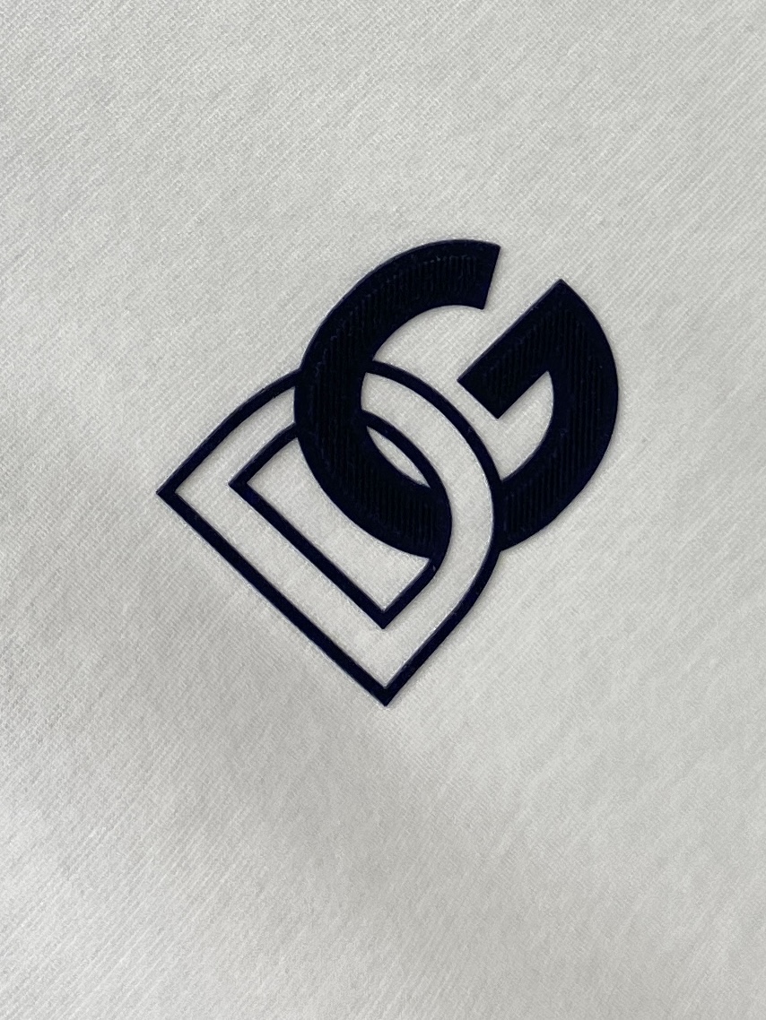 DG、2025新品短袖T恤，帅气时尚，胸前顶级印胶字母logo，简约百搭款。面料棉 不仅挺括，保持潮流的