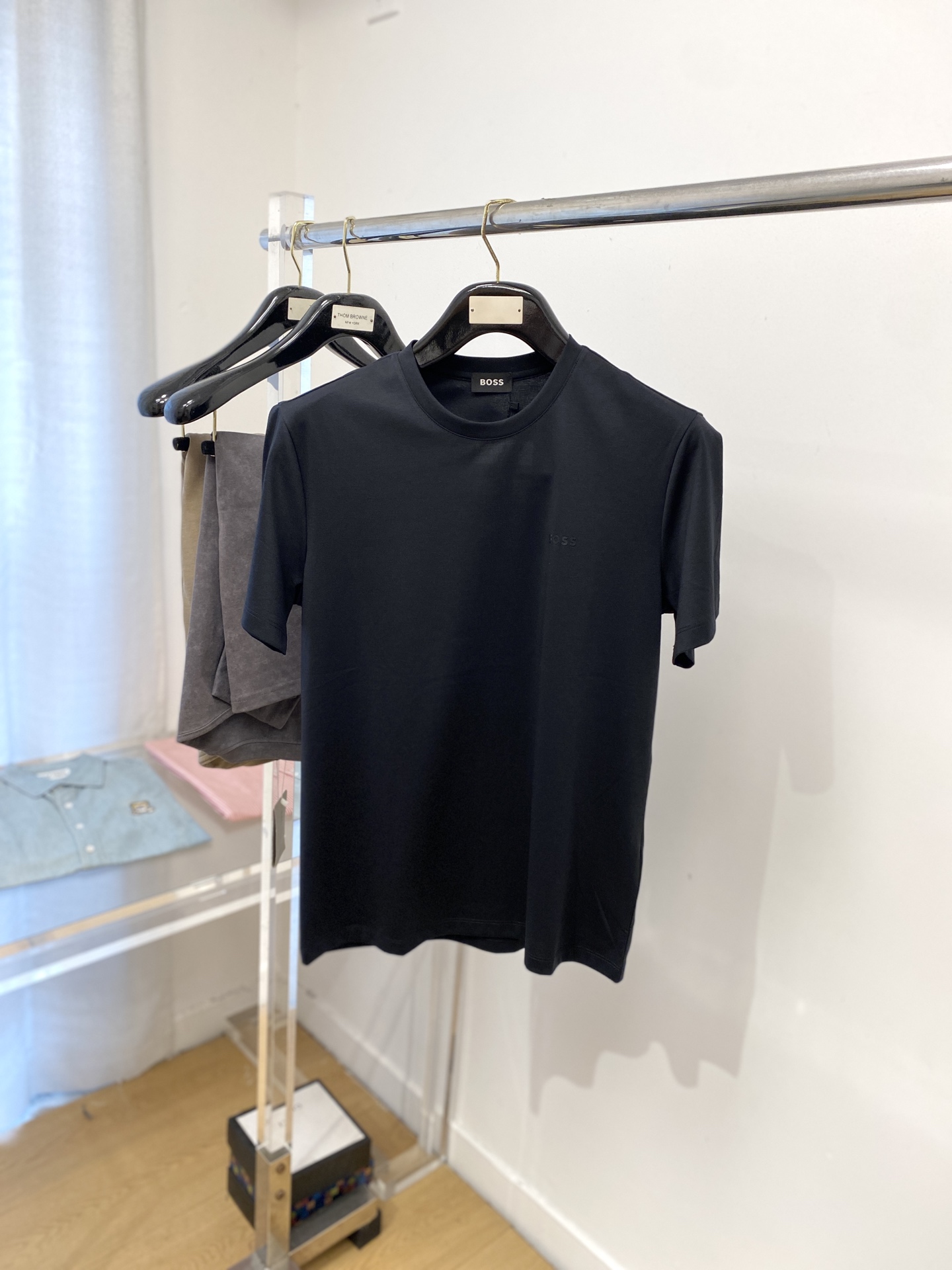 NO:516531,BOSS, 2025 new short-sleeved T-shirt, handsome and fashionable, top-grade printed letter logo on the chest, simple and versatile style. Fabric cotton is not only crisp, maintains the trendy silhouette, but also comfortable to wear, and the yarn is more delicate, the number M-3XL, T-shirt,tees, t-shirt,alexander wang19860909BOSS、2025新品短袖T恤,帅气时尚,胸前顶级印胶字母logo,简约百搭款.面料棉 不仅挺括,保持潮流的廓形,又穿着舒适,纱织更细腻,码数M-3XL,,T-shirt,tees，t-shirt,alexander wang,Men's clothing