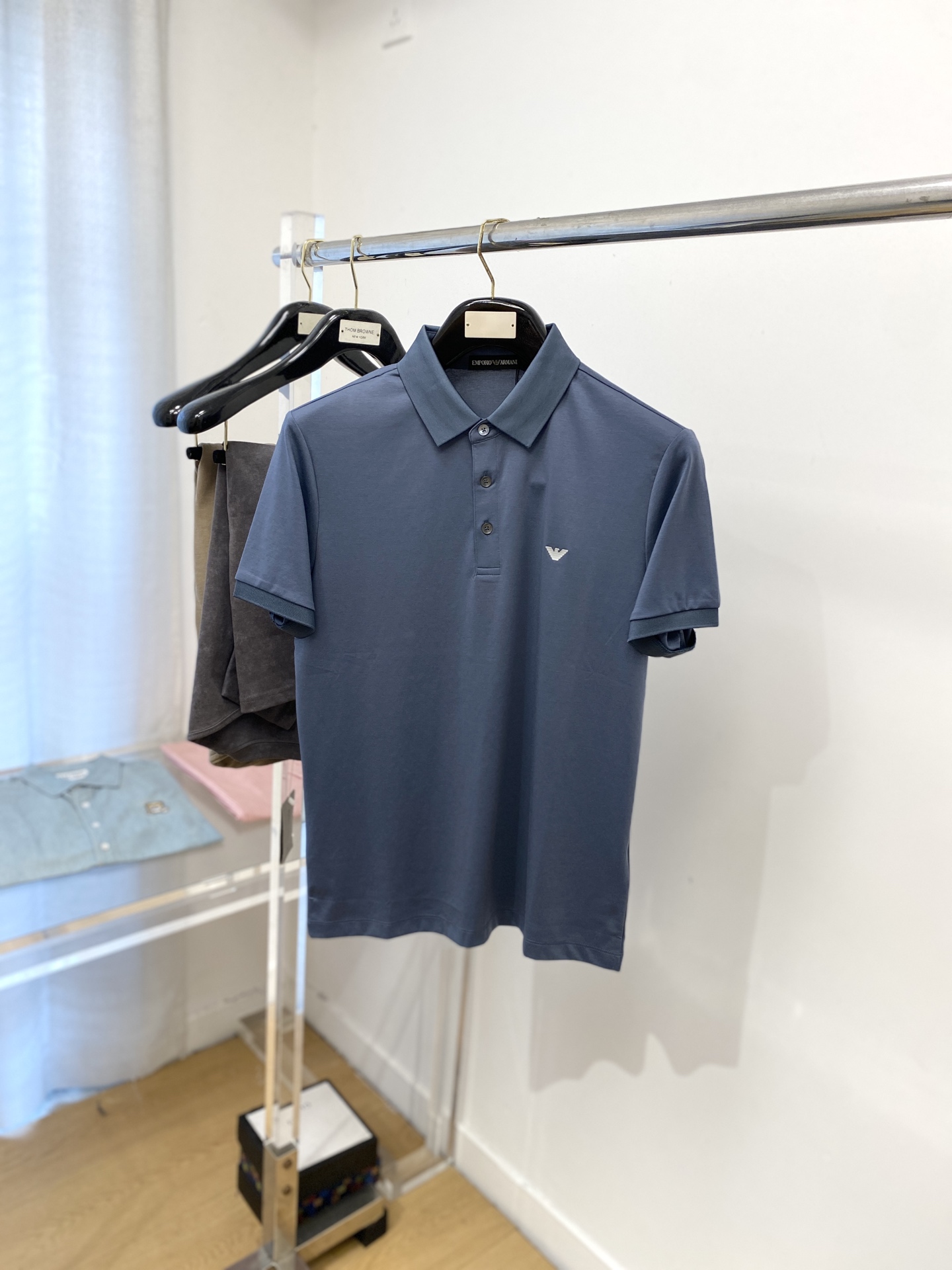 NO:516596,Armani, 2025 new short-sleeved T-shirt, handsome and fashionable, top-grade glue-printed pattern logo on the chest, simple and versatile style. Fabric cotton is not only crisp, maintains a fashionable silhouette, but also comfortable to wear, and the yarn is more delicate, the number M-3XL,,armani, T-shirt,tees, t-shirt,alexander wang19860909阿玛尼、2025新品短袖T恤,帅气时尚,胸前顶级印胶图案logo,简约百搭款.面料棉 不仅挺括,保持潮流的廓形,又穿着舒适,纱织更细腻,码数M-3XL,,armani,T-shirt,tees，t-shirt,alexander wang,Men's clothing