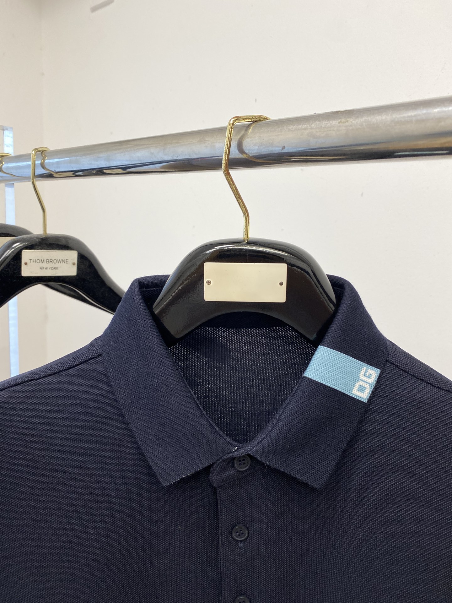 DG、2025新品短袖T恤，帅气时尚，胸前精致刺绣字母logo，简约百搭款。面料棉 不仅挺括，保持潮流的