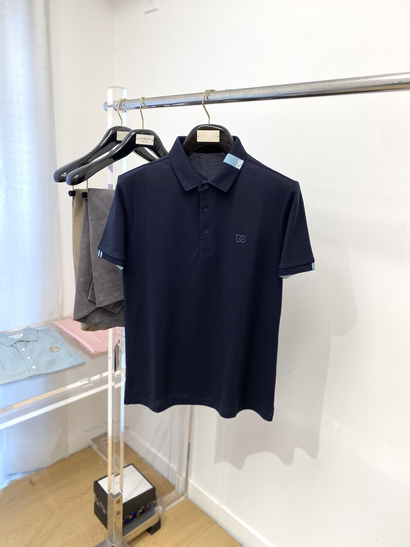 NO:516619,DG, 2025 new short-sleeved T-shirt, handsome and fashionable, exquisite embroidered letter logo on the chest, simple and versatile style. The fabric cotton is not only crisp, maintains the trendy silhouette, but also comfortable to wear, and the yarn is more delicate, the number M-3XL, T-shirt,tees, t-shirt,alexander wang19860909DG、2025新品短袖T恤,帅气时尚,胸前精致刺绣字母logo,简约百搭款.面料棉 不仅挺括,保持潮流的廓形,又穿着舒适,纱织更细腻,码数M-3XL,,T-shirt,tees，t-shirt,alexander wang,Men's clothing