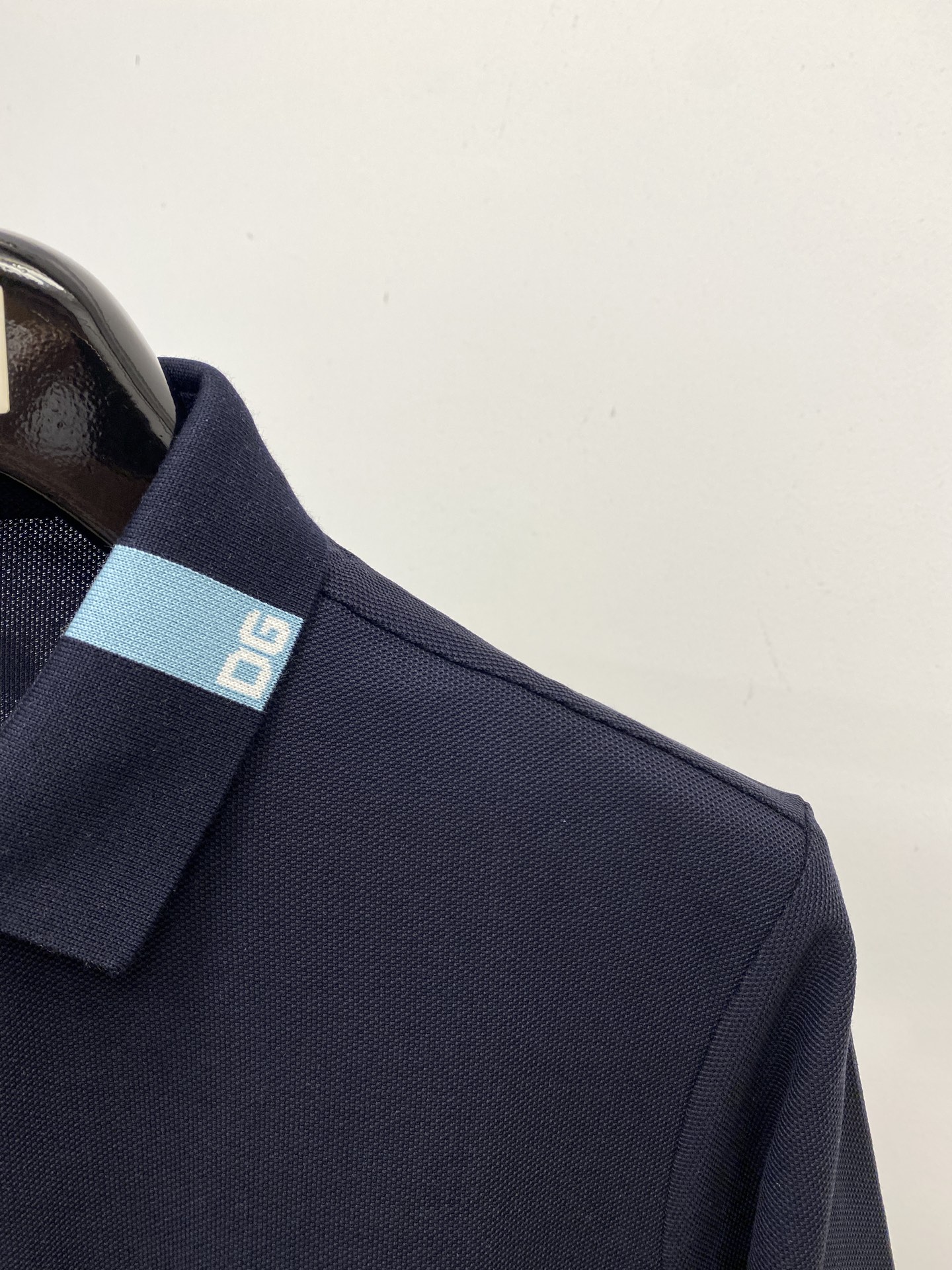 DG、2025新品短袖T恤，帅气时尚，胸前精致刺绣字母logo，简约百搭款。面料棉 不仅挺括，保持潮流的