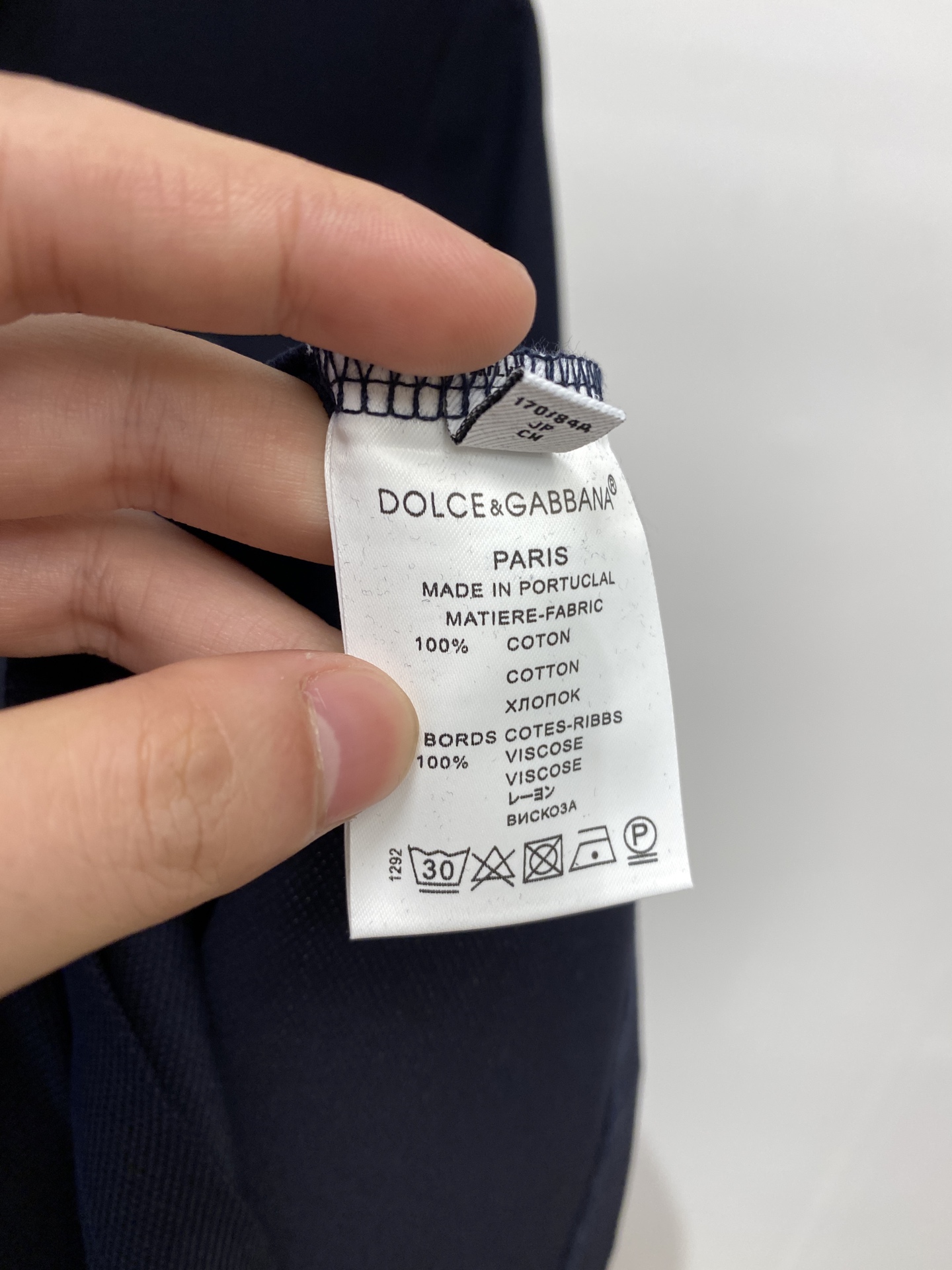 DG、2025新品短袖T恤，帅气时尚，胸前精致刺绣字母logo，简约百搭款。面料棉 不仅挺括，保持潮流的