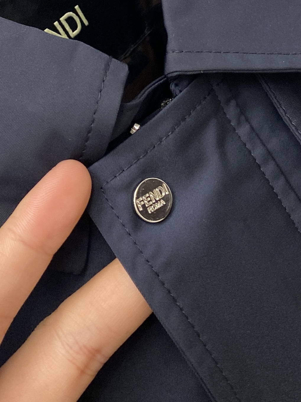 ￼ 芬迪、2025新品夹克外套，时尚帅气，简约百搭款，原版五金辅料logo，定制原版面料，不仅挺括，保持