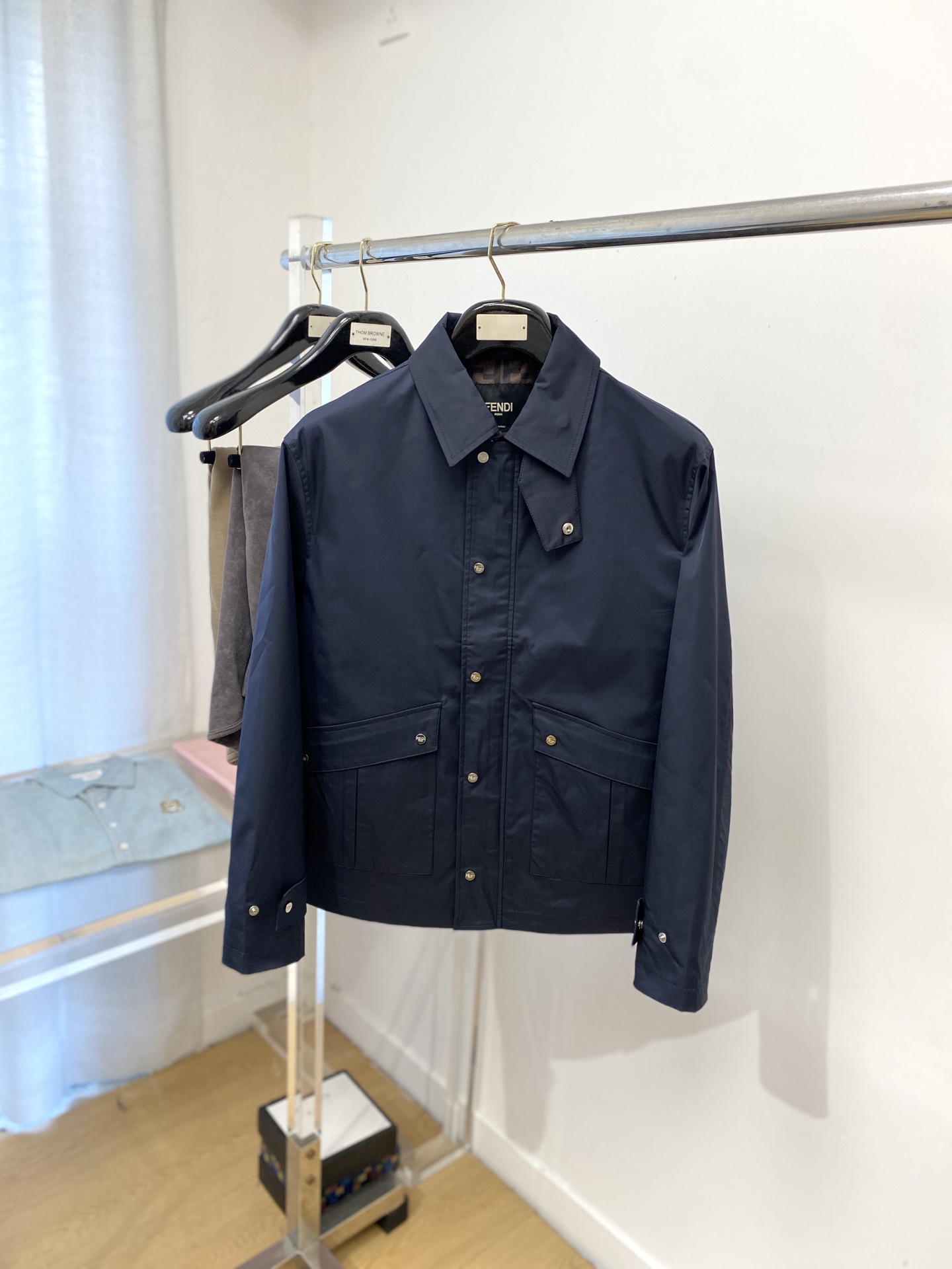 NO:516560,Fendi, 2025 new jacket jacket, fashionable and handsome, simple and versatile, original hardware and accessories logo, customized original fabric, not only crisp, maintains the trendy silhouette, and is comfortable to wear, and the yarn weaving is more delicate, the number M-3XL, fendi, jackets & coats, jackets & coats, alexander wang19860909芬迪、2025新品夹克外套,时尚帅气,简约百搭款,原版五金辅料logo,定制原版面料,不仅挺括,保持潮流的廓形,又穿着舒适,纱织更细腻,码数M-3XL,,fendi,jackets & coats,jackets & coats,alexander wang,Men's clothing