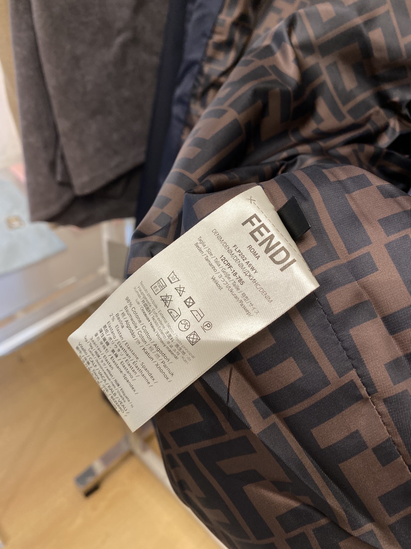 ￼ 芬迪、2025新品夹克外套，时尚帅气，简约百搭款，原版五金辅料logo，定制原版面料，不仅挺括，保持