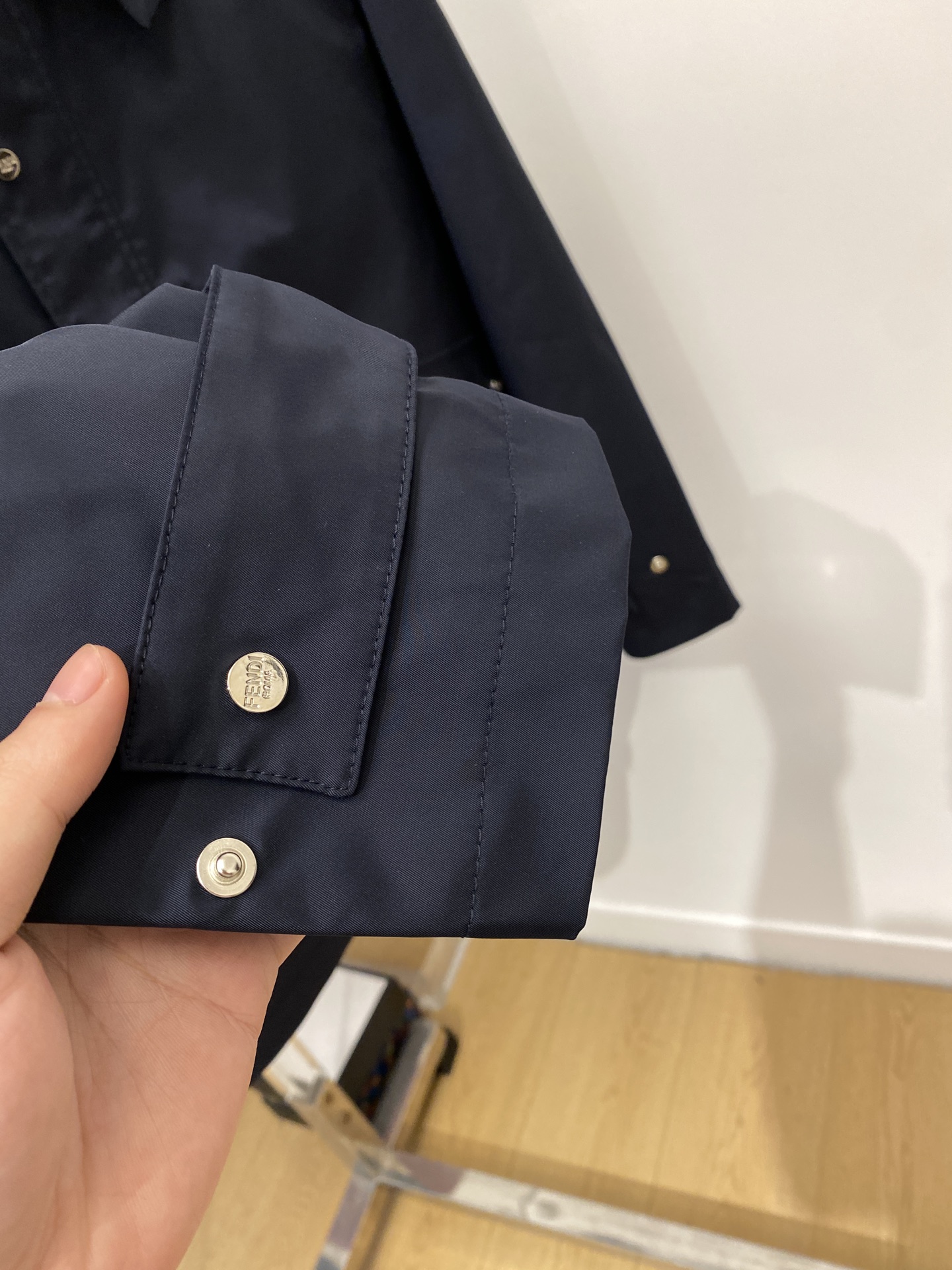 ￼ 芬迪、2025新品夹克外套，时尚帅气，简约百搭款，原版五金辅料logo，定制原版面料，不仅挺括，保持