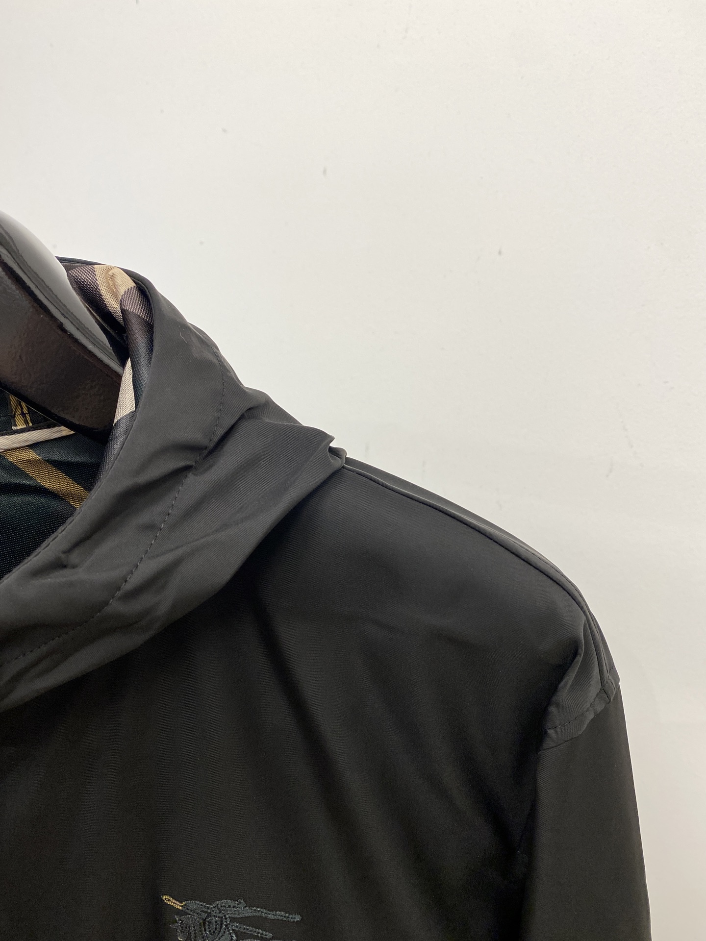 巴宝莉、2025新品夹克外套，时尚帅气，简约百搭款，胸前精致刺绣图案logo，定制原版面料，不仅挺括，保