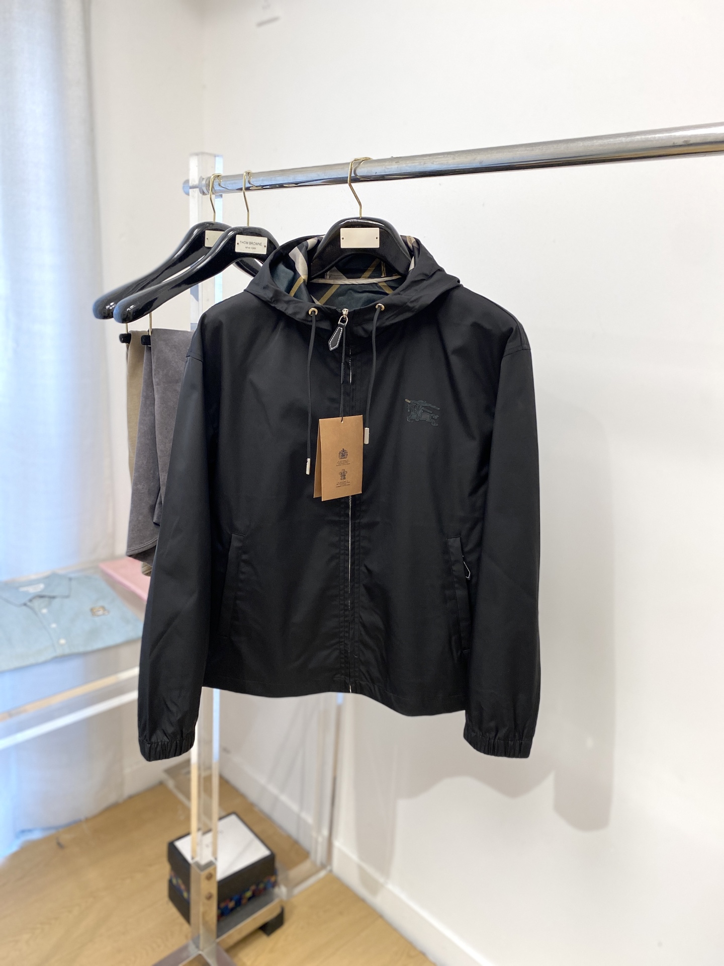 NO:516563,Burberry, 2025 new jacket jacket, fashionable and handsome, simple and versatile style, exquisite embroidery pattern logo on the chest, customized original fabric, not only crisp, maintains the trendy silhouette, and is comfortable to wear, and the yarn is more delicate, the number M-3XL, burberry, jackets & coats, jackets & coats, alexander wang19860909巴宝莉、2025新品夹克外套,时尚帅气,简约百搭款,胸前精致刺绣图案logo,定制原版面料,不仅挺括,保持潮流的廓形,又穿着舒适,纱织更细腻,码数M-3XL,,burberry,jackets & coats,jackets & coats,alexander wang,Men's clothing