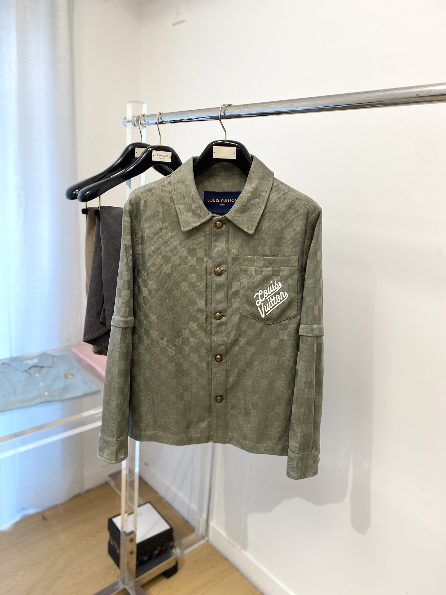 NO:516566,Louis Vuitton, 2025 new denim shirt, fashionable and handsome, simple and versatile, customized original fabric, not only crisp, maintains the trendy silhouette, and is comfortable to wear, and the yarn is more delicate, the number M-3XL, louis vuitton,shirts,alexander wang19860909路易威登、2025新品牛仔衬衫,时尚帅气,简约百搭款,定制原版面料,不仅挺括,保持潮流的廓形,又穿着舒适,纱织更细腻,码数M-3XL,,louis vuitton,shirts,alexander wang,Men's clothing