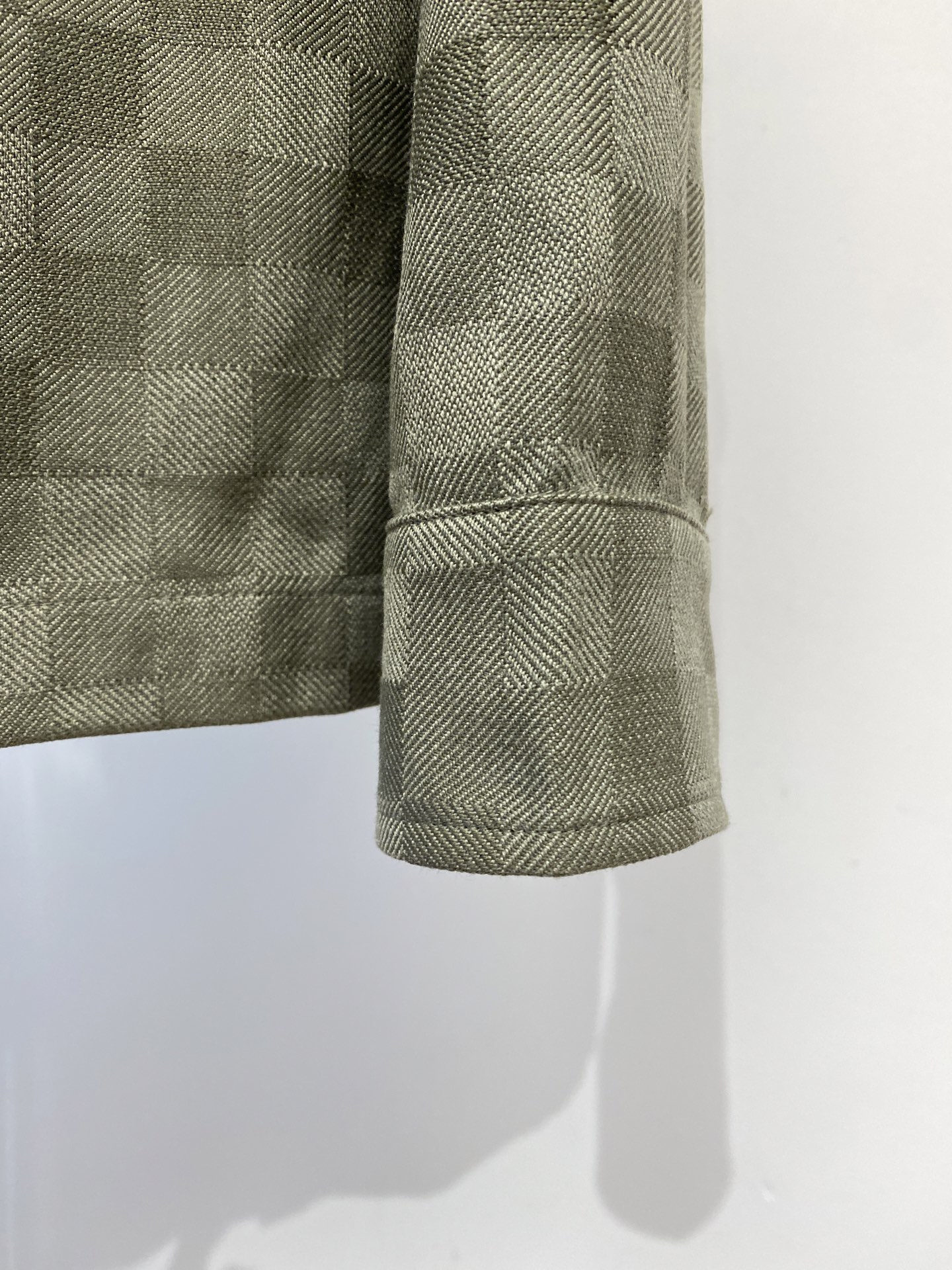 ￼路易威登、2025新品牛仔衬衫，时尚帅气，简约百搭款，定制原版面料，不仅挺括，保持潮流的廓形，又穿着舒