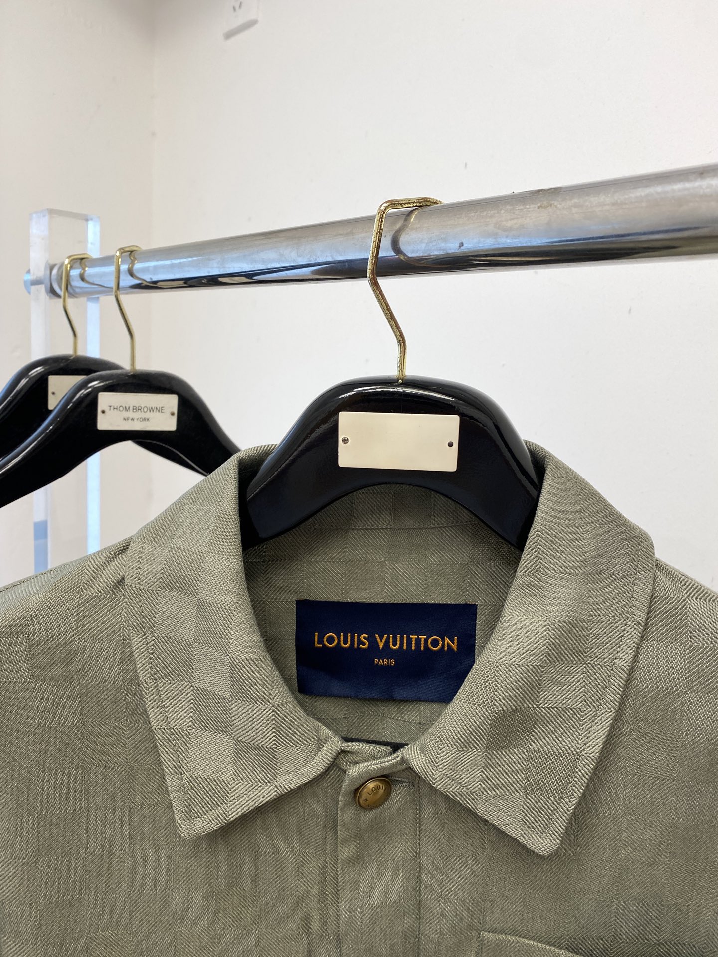 ￼路易威登、2025新品牛仔衬衫，时尚帅气，简约百搭款，定制原版面料，不仅挺括，保持潮流的廓形，又穿着舒