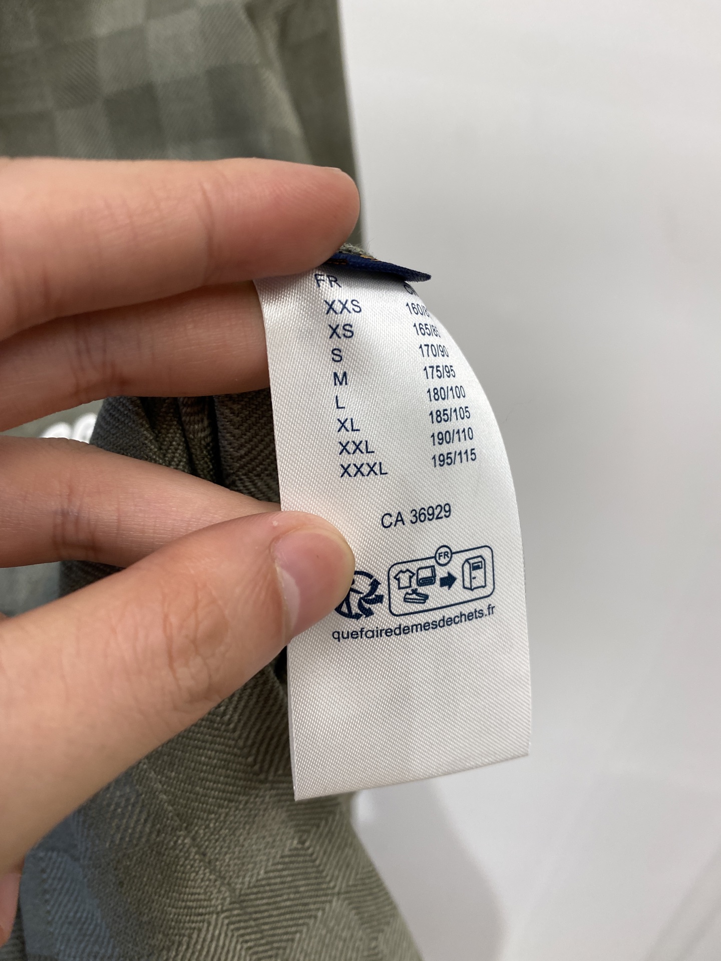 ￼路易威登、2025新品牛仔衬衫，时尚帅气，简约百搭款，定制原版面料，不仅挺括，保持潮流的廓形，又穿着舒