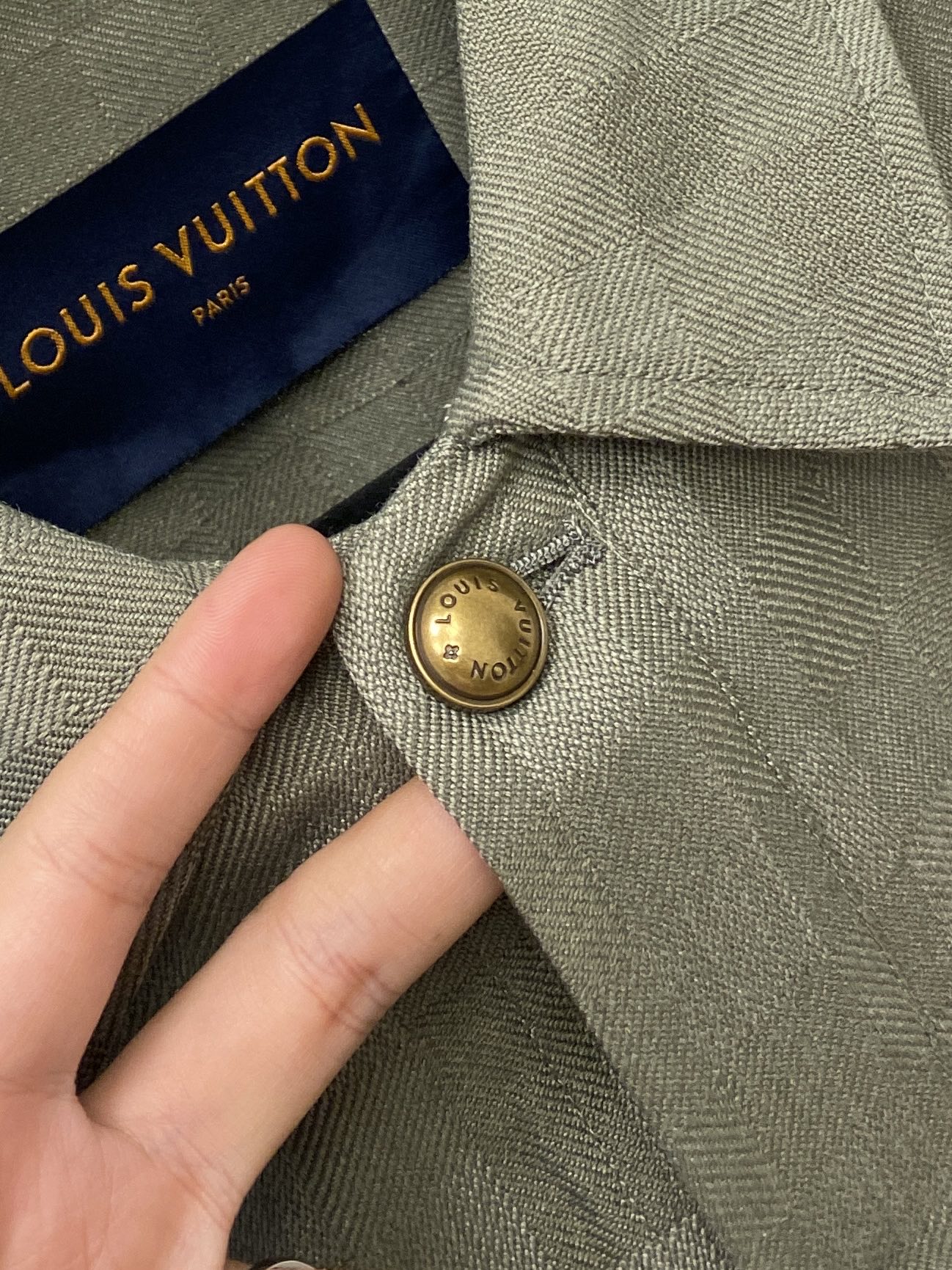 ￼路易威登、2025新品牛仔衬衫，时尚帅气，简约百搭款，定制原版面料，不仅挺括，保持潮流的廓形，又穿着舒