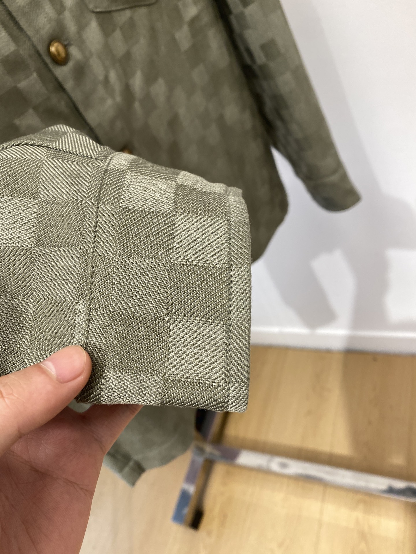 ￼路易威登、2025新品牛仔衬衫，时尚帅气，简约百搭款，定制原版面料，不仅挺括，保持潮流的廓形，又穿着舒