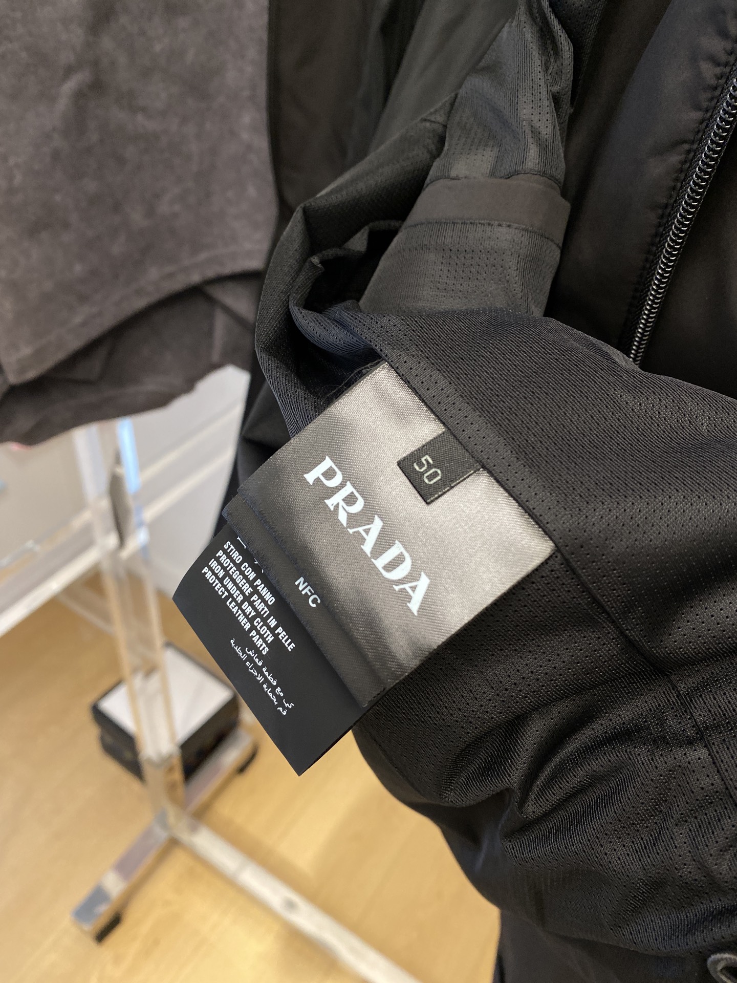 ￼ 普拉达、2025新品夹克外套，时尚帅气，简约百搭款，胸前五金装饰三角标logo，定制原版面料，不仅挺