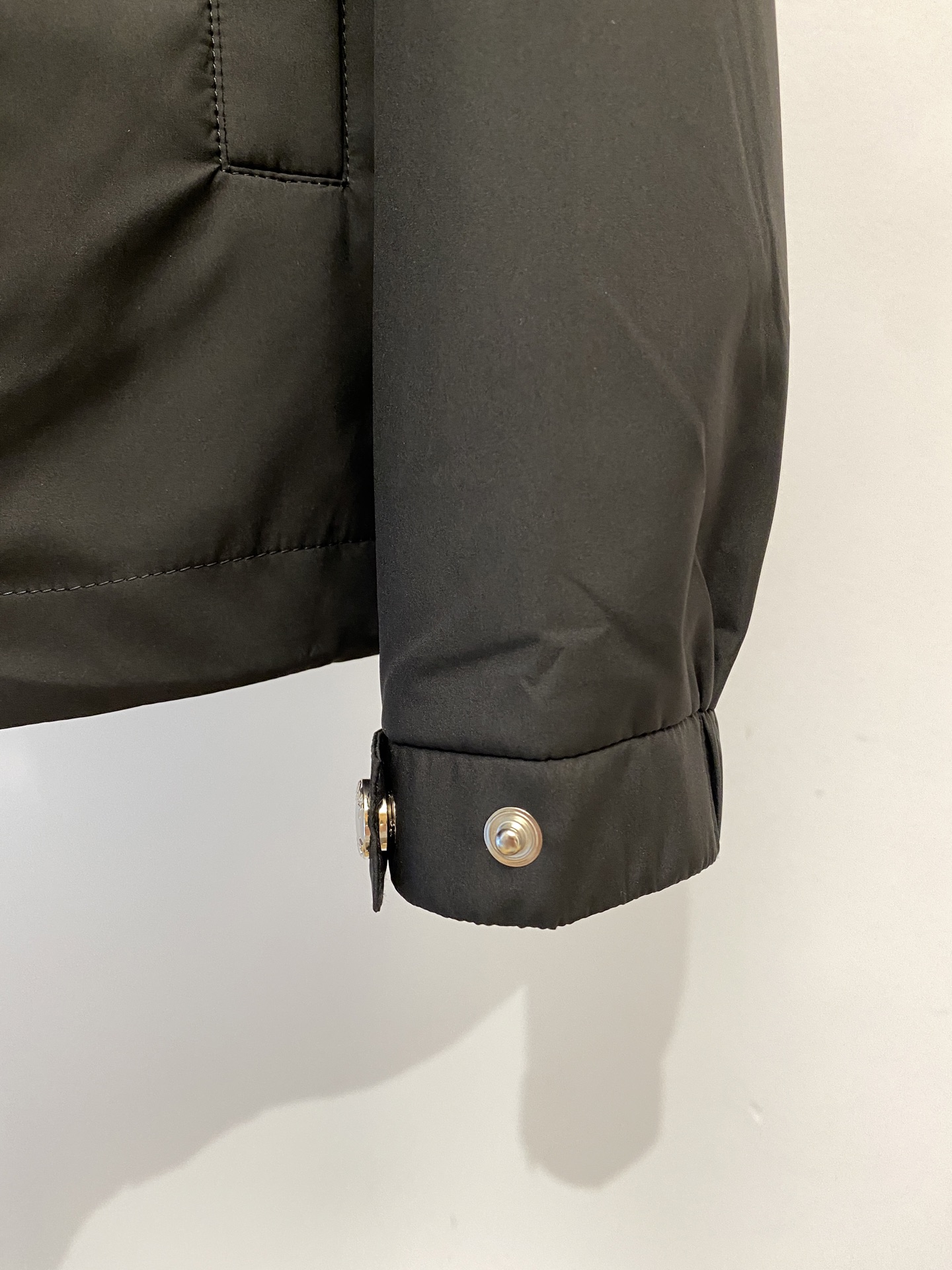 ￼ 普拉达、2025新品夹克外套，时尚帅气，简约百搭款，胸前五金装饰三角标logo，定制原版面料，不仅挺