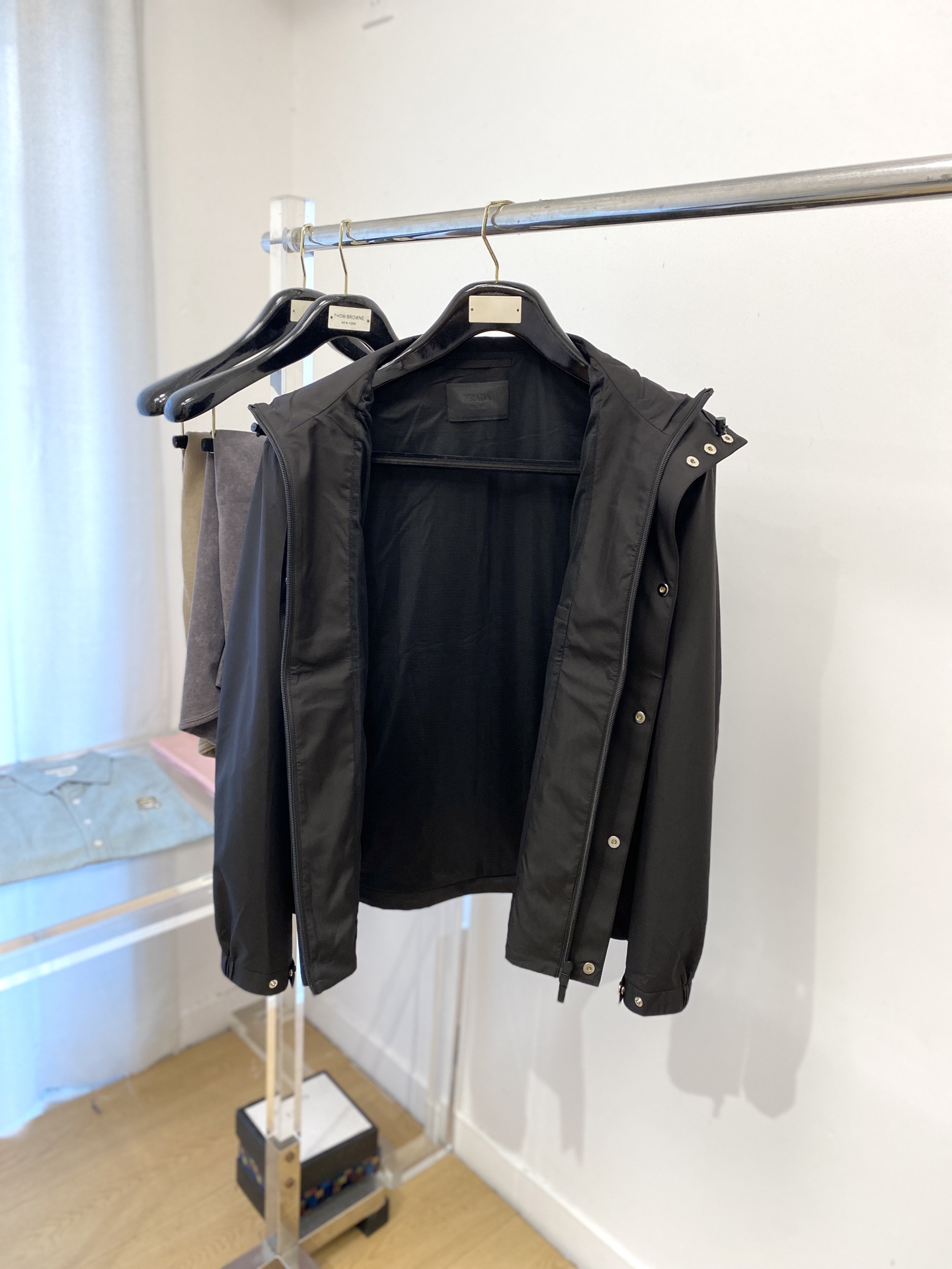 ￼ 普拉达、2025新品夹克外套，时尚帅气，简约百搭款，胸前五金装饰三角标logo，定制原版面料，不仅挺