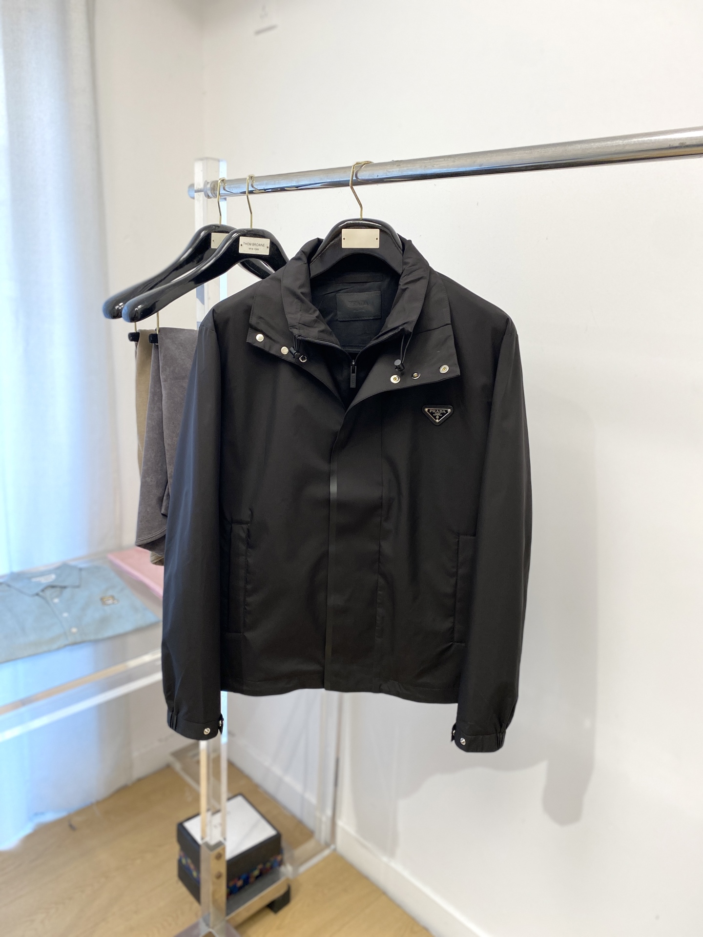 NO:516569,Prada, 2025 new jacket jacket, fashionable and handsome, simple and versatile, chest hardware decorative triangle logo, customized original fabric, not only crisp, maintains the trendy silhouette, and is comfortable to wear, the yarn weaving is more delicate, the number M-2XL, prada, jackets & coats, jackets & coats, alexander wang19860909普拉达、2025新品夹克外套,时尚帅气,简约百搭款,胸前五金装饰三角标logo,定制原版面料,不仅挺括,保持潮流的廓形,又穿着舒适,纱织更细腻,码数M-2XL,,prada,jackets & coats,jackets & coats,alexander wang,Men's clothing