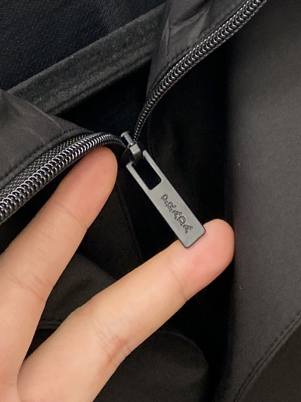 ￼ 普拉达、2025新品夹克外套，时尚帅气，简约百搭款，胸前五金装饰三角标logo，定制原版面料，不仅挺