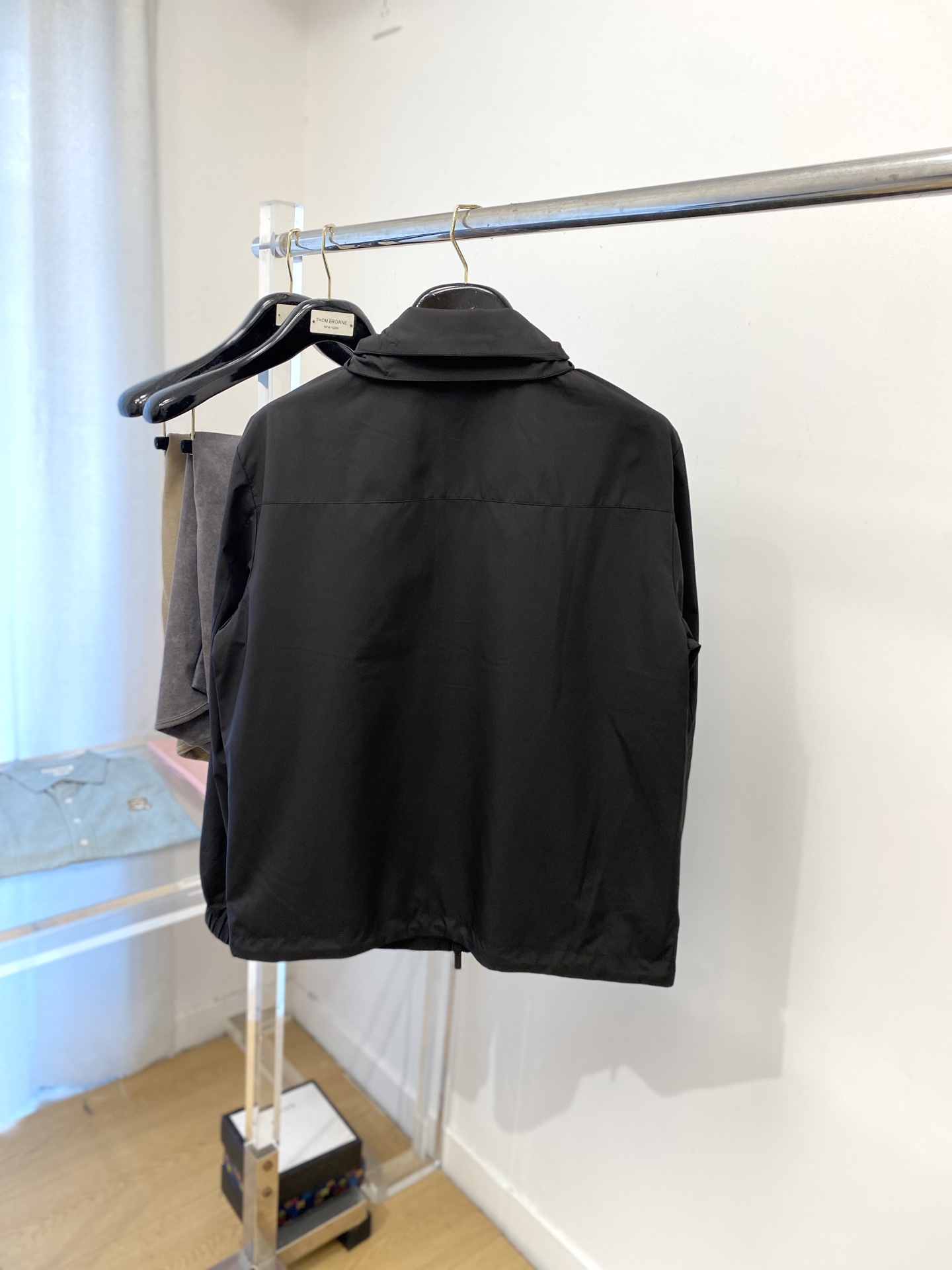 ￼ 普拉达、2025新品夹克外套，时尚帅气，简约百搭款，胸前五金装饰三角标logo，定制原版面料，不仅挺