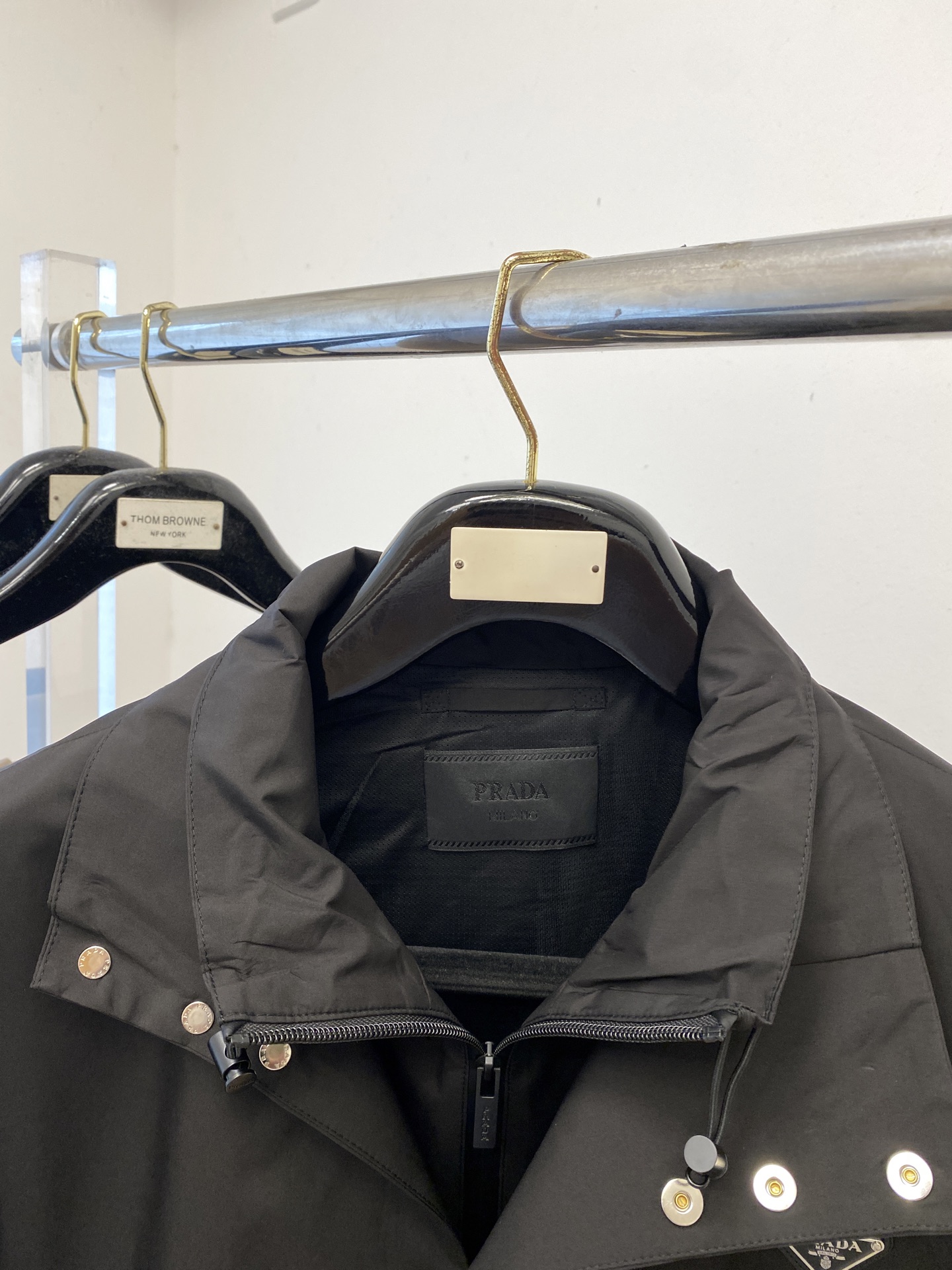 ￼ 普拉达、2025新品夹克外套，时尚帅气，简约百搭款，胸前五金装饰三角标logo，定制原版面料，不仅挺