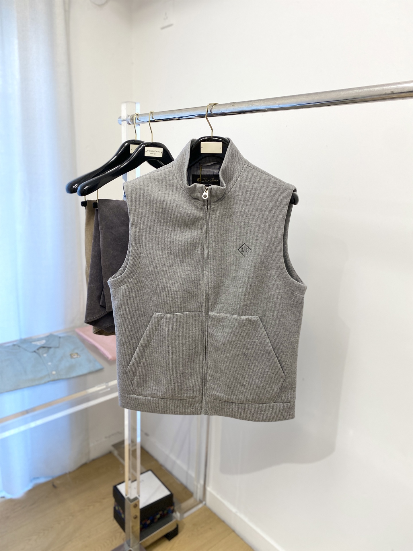 NO:516554,LP, 2025 new jacket vest jacket, fashionable and handsome, simple and versatile style, exquisite embroidered letter logo on the chest, customized original fabric, not only crisp, maintains the trendy silhouette, and is comfortable to wear, the yarn weaving is more delicate, the number M-3XL, loro piano, jackets & coats, jackets & coats, alexander wang19860909LP、2025新品夹克马甲外套,时尚帅气,简约百搭款,胸前精致刺绣字母logo,定制原版面料,不仅挺括,保持潮流的廓形,又穿着舒适,纱织更细腻,码数M-3XL,,loro piana,jackets & coats,jackets & coats,alexander wang,Men's clothing