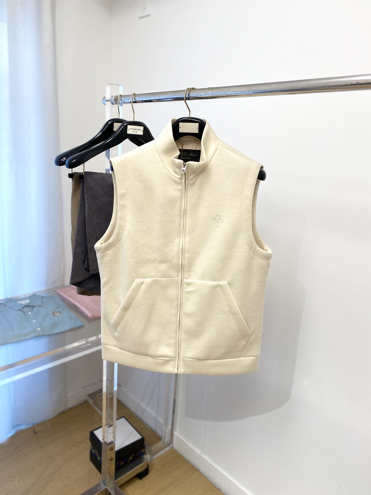 NO:516551,LP, 2025 new jacket vest jacket, fashionable and handsome, simple and versatile style, exquisite embroidered letter logo on the chest, customized original fabric, not only crisp, maintains the trendy silhouette, and is comfortable to wear, the yarn weaving is more delicate, the number M-3XL, loro piano, jackets & coats, jackets & coats, alexander wang19860909LP、2025新品夹克马甲外套,时尚帅气,简约百搭款,胸前精致刺绣字母logo,定制原版面料,不仅挺括,保持潮流的廓形,又穿着舒适,纱织更细腻,码数M-3XL,,loro piana,jackets & coats,jackets & coats,alexander wang,Men's clothing