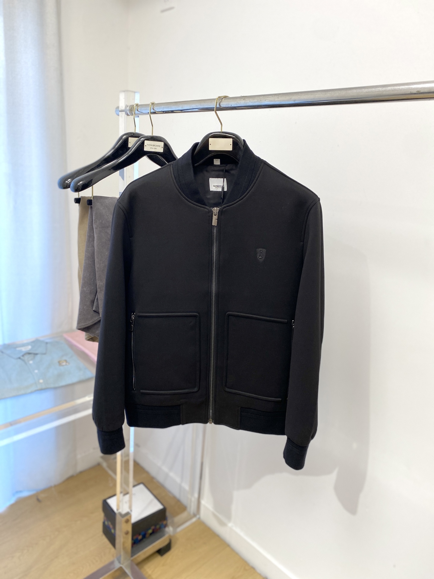 NO:516548,Burberry, 2025 new jacket jacket, fashionable and handsome, simple and versatile style, exquisite embroidered letter logo on the chest, customized original fabric, not only crisp, maintains the trendy silhouette, and is comfortable to wear, and the yarn is more delicate, the number M-3XL, burberry, jackets & coats, jackets & coats, alexander wang19860909巴宝莉、2025新品夹克外套,时尚帅气,简约百搭款,胸前精致刺绣字母logo,定制原版面料,不仅挺括,保持潮流的廓形,又穿着舒适,纱织更细腻,码数M-3XL,,burberry,jackets & coats,jackets & coats,alexander wang,Men's clothing