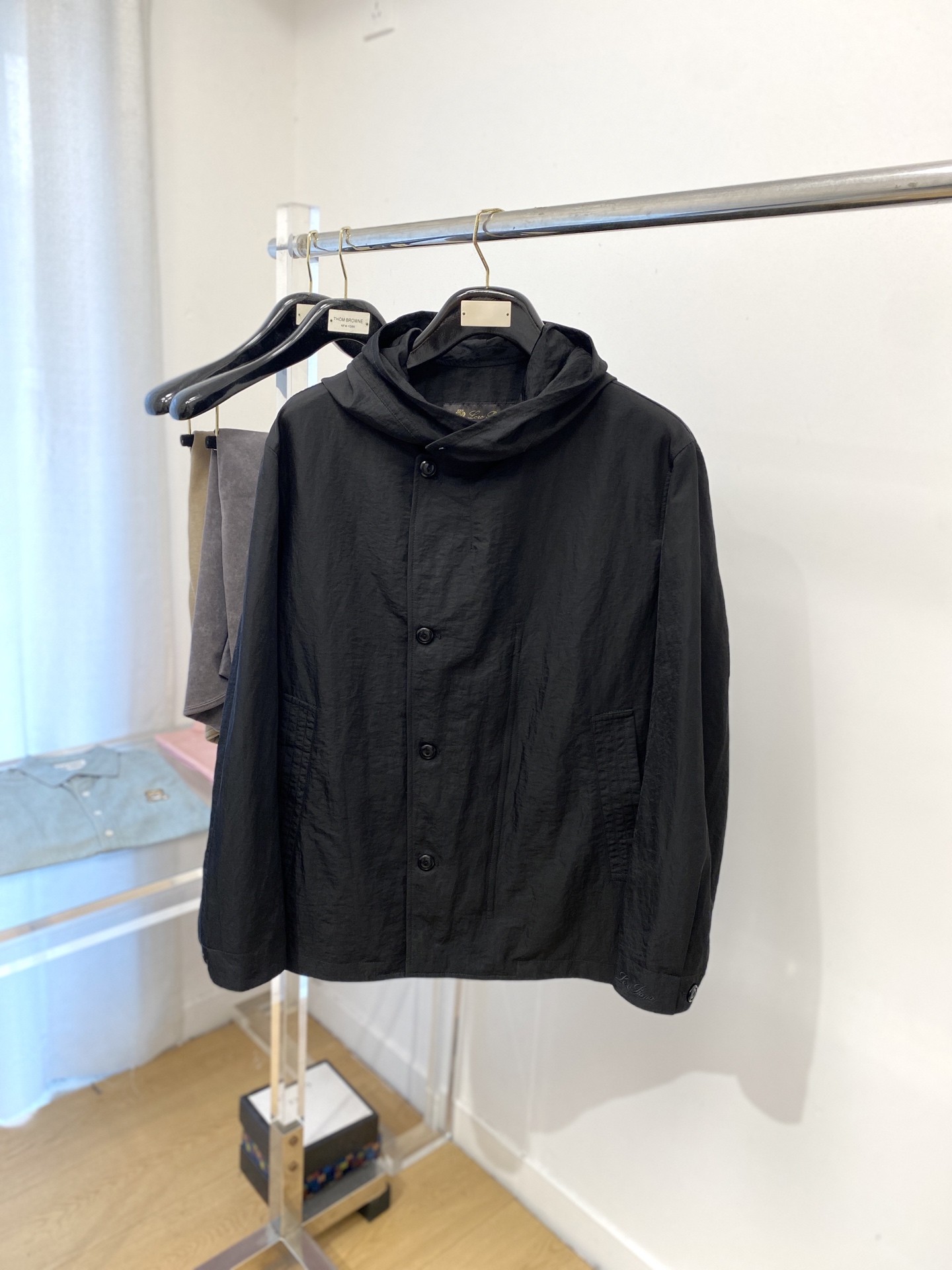 NO:516557,LP, 2025 new jacket jacket, fashionable and handsome, simple and versatile style, original auxiliary materials logo, customized original fabric, not only crisp, maintains the trendy silhouette, and is comfortable to wear, the yarn weaving is more delicate, the number M-3XL, loro piano, jackets & coats, jackets & coats, alexander wang19860909LP、2025新品夹克外套,时尚帅气,简约百搭款,原版辅料logo,定制原版面料,不仅挺括,保持潮流的廓形,又穿着舒适,纱织更细腻,码数M-3XL,,loro piana,jackets & coats,jackets & coats,alexander wang,Men's clothing