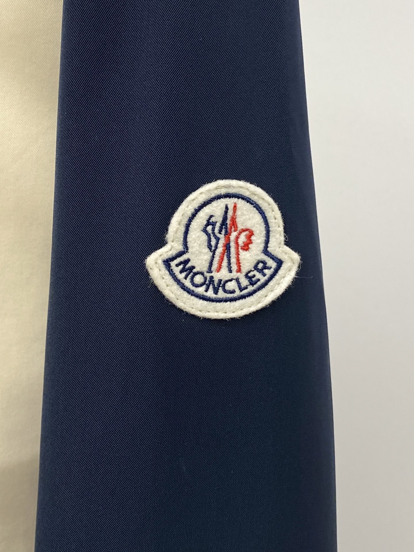 蒙口、2025新品夹克外套，时尚帅气，简约百搭款，袖口刺绣装饰图案logo，定制原版面料，不仅挺括，保持