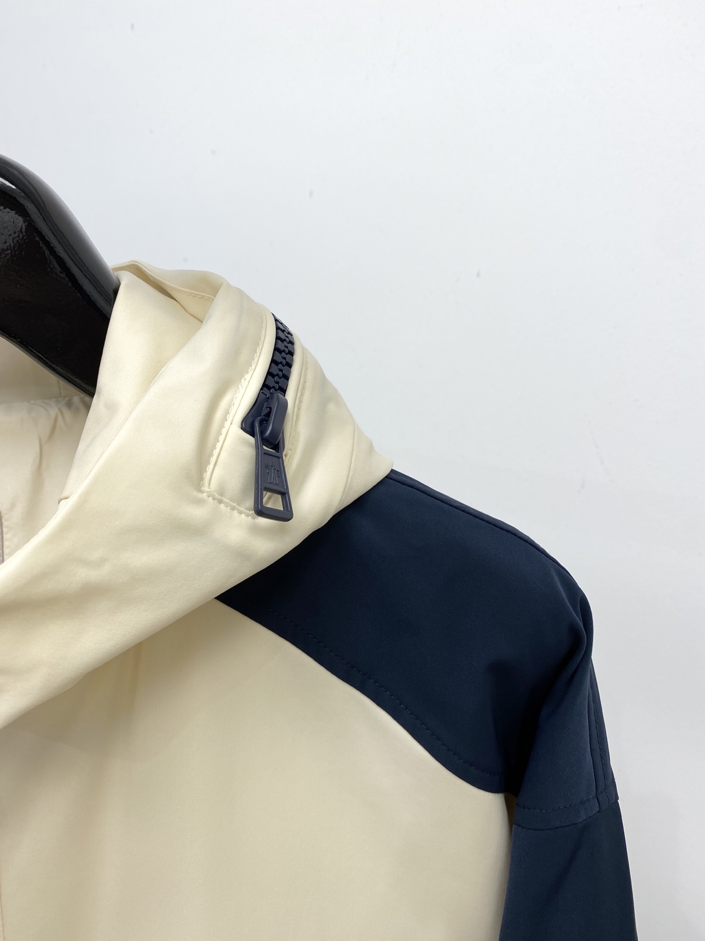 蒙口、2025新品夹克外套，时尚帅气，简约百搭款，袖口刺绣装饰图案logo，定制原版面料，不仅挺括，保持