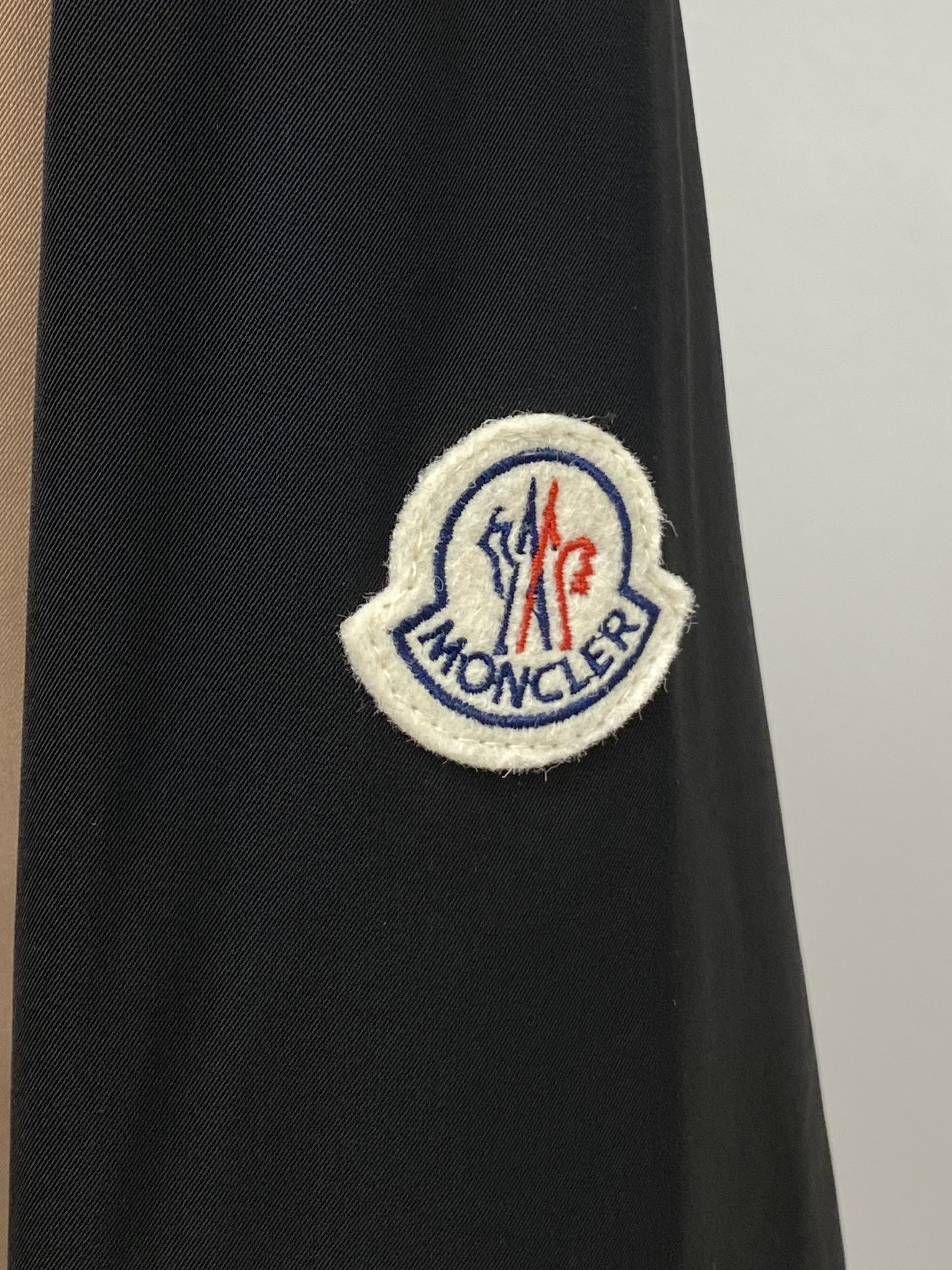 蒙口、2025新品夹克外套，时尚帅气，简约百搭款，袖口刺绣装饰图案logo，定制原版面料，不仅挺括，保持