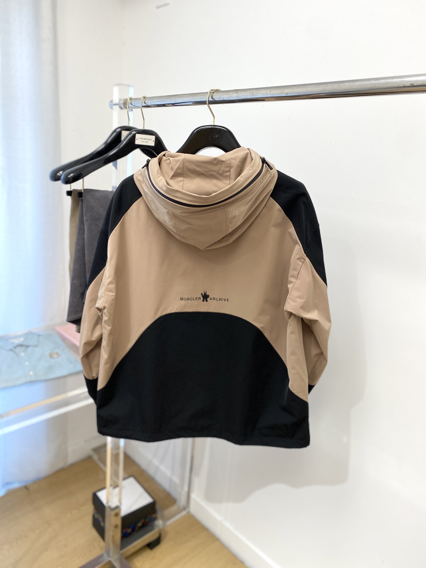 蒙口、2025新品夹克外套，时尚帅气，简约百搭款，袖口刺绣装饰图案logo，定制原版面料，不仅挺括，保持