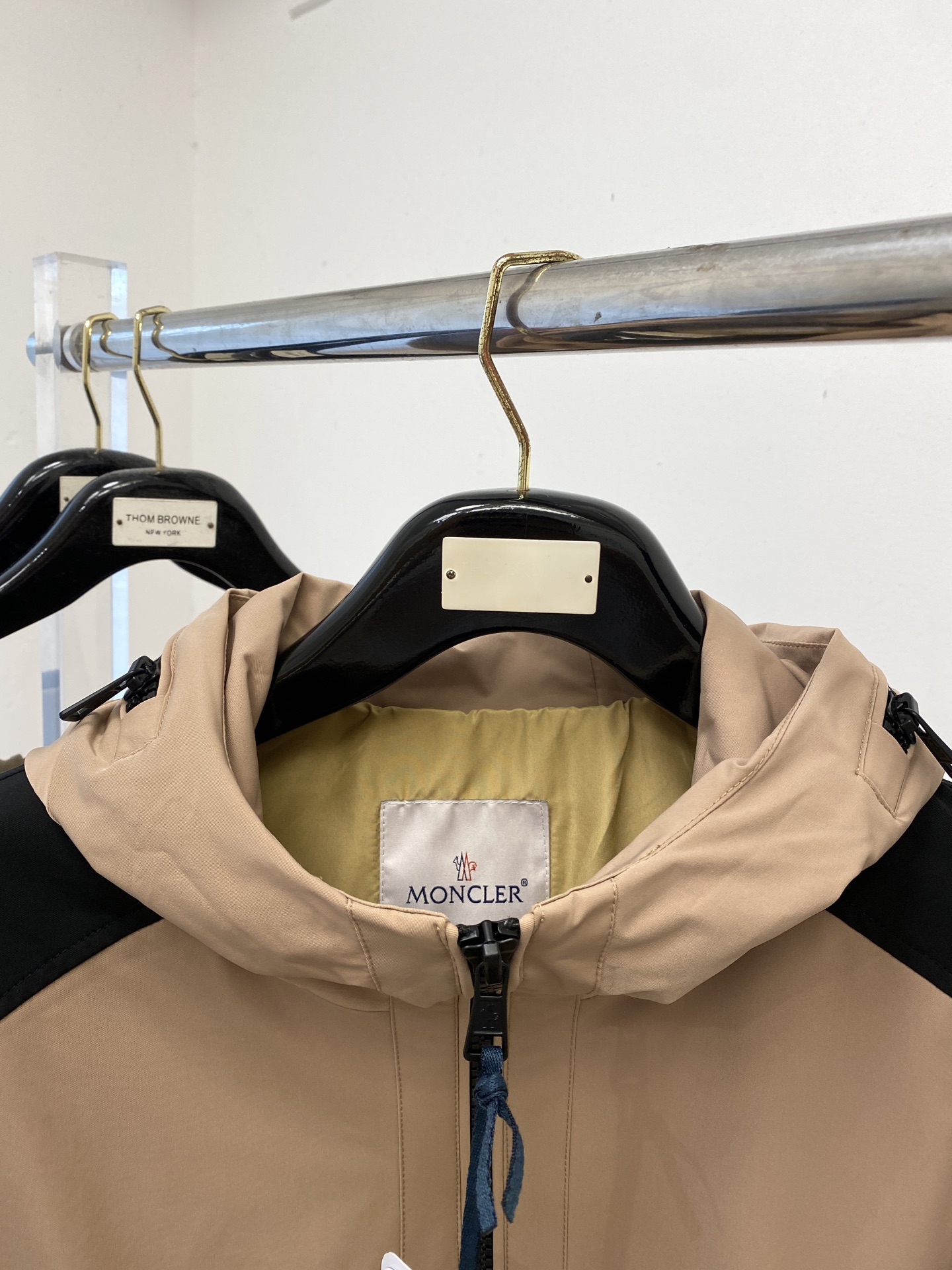 蒙口、2025新品夹克外套，时尚帅气，简约百搭款，袖口刺绣装饰图案logo，定制原版面料，不仅挺括，保持