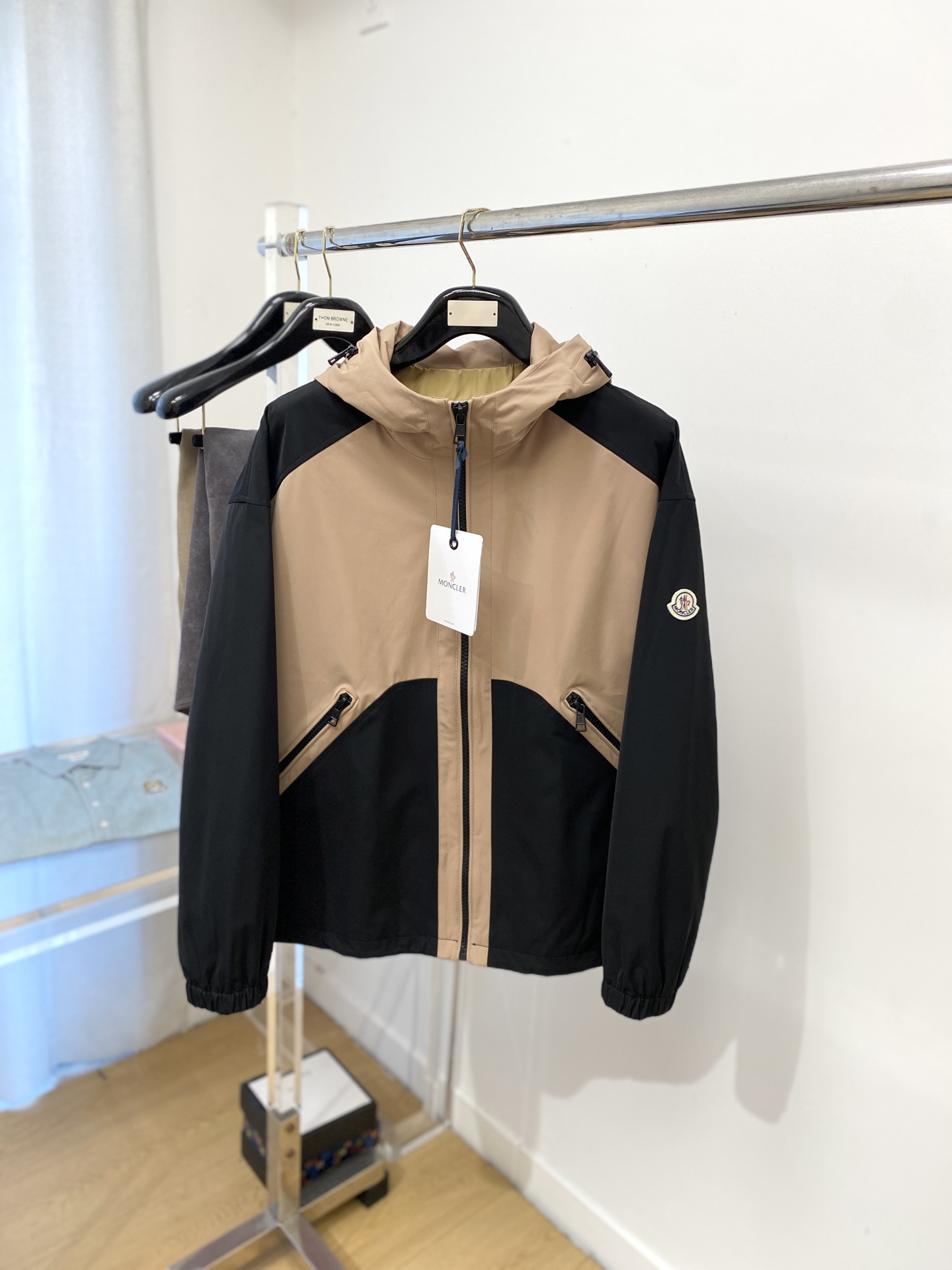 蒙口、2025新品夹克外套，时尚帅气，简约百搭款，袖口刺绣装饰图案logo，定制原版面料，不仅挺括，保持