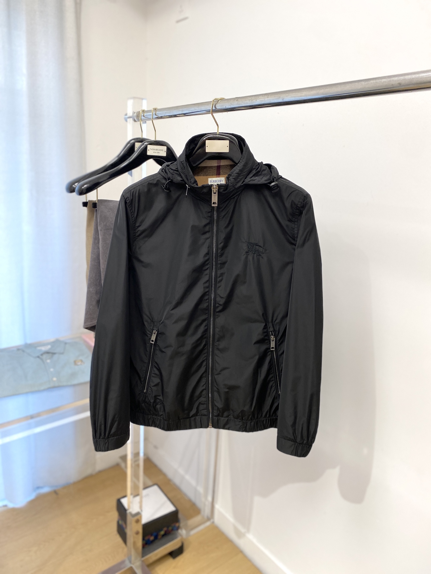 NO:518187,Burberry, 2025 new jacket jacket, fashionable and handsome, simple and versatile style, exquisite embroidery pattern logo on the chest, customized original fabric, not only crisp, maintains the trendy silhouette, and is comfortable to wear, and the yarn is more delicate, the number M-3XL, burberry, jackets & coats, jackets & coats, alexander wang19860909巴宝莉、2025新品夹克外套,时尚帅气,简约百搭款,胸前精致刺绣图案logo,定制原版面料,不仅挺括,保持潮流的廓形,又穿着舒适,纱织更细腻,码数M-3XL,,burberry,jackets & coats,jackets & coats,alexander wang,Men's clothing