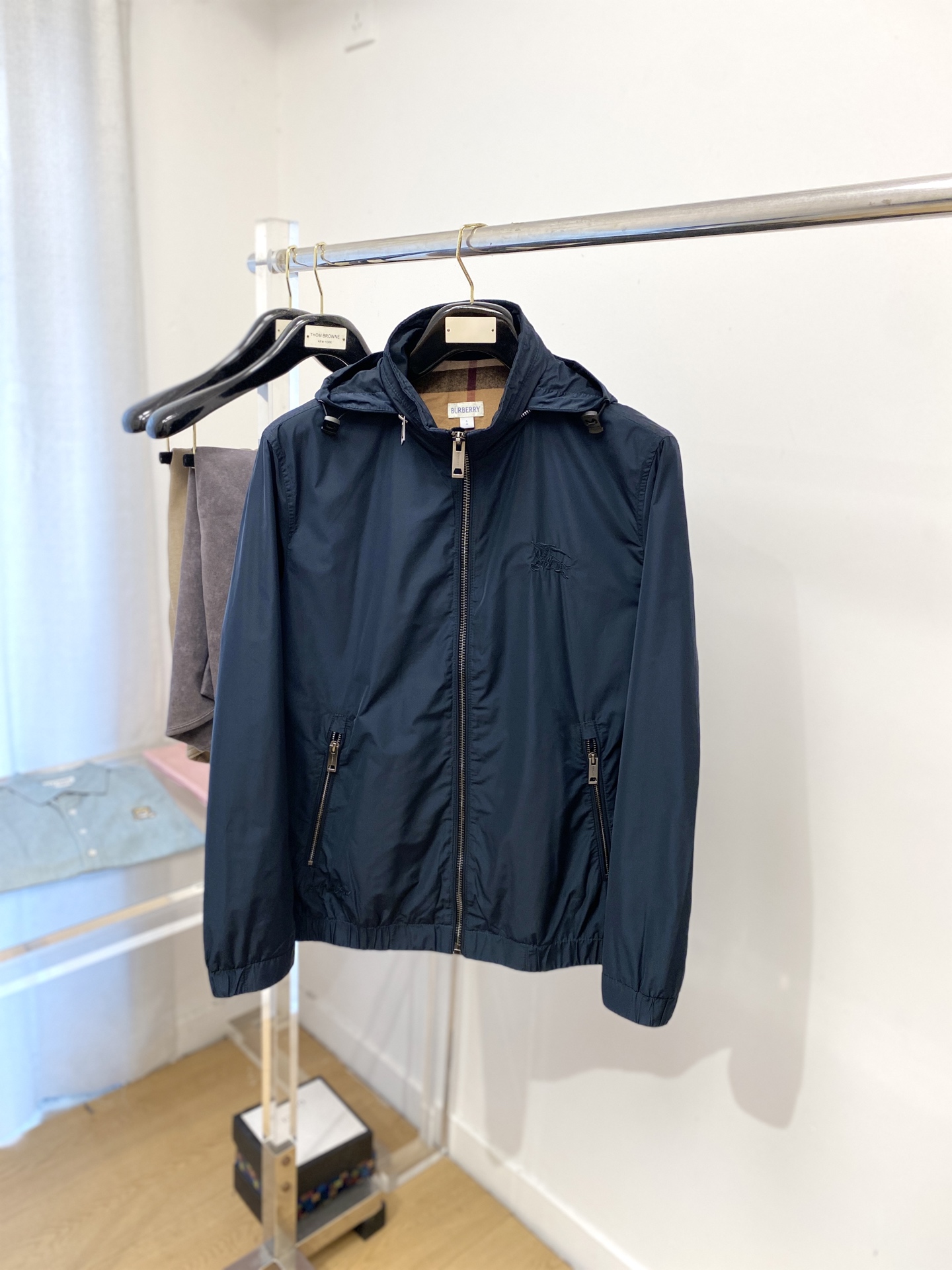 NO:609276,Burberry, 2025 new jacket, fashionable and handsome, simple and versatile, exquisite embroidered logo on the chest, customized original fabric, not only stiff and maintain the trendy silhouette, but also comfortable to wear, the yarn is more delicate, size M-3XL,,burberry,jackets & coats,jackets & coats,alexander wang19860909巴宝莉、2025新品夹克外套,时尚帅气,简约百搭款,胸前精致刺绣图案logo,定制原版面料,不仅挺括,保持潮流的廓形,又穿着舒适,纱织更细腻,码数M-3XL,,burberry,jackets & coats,jackets & coats,alexander wang,Men's clothing