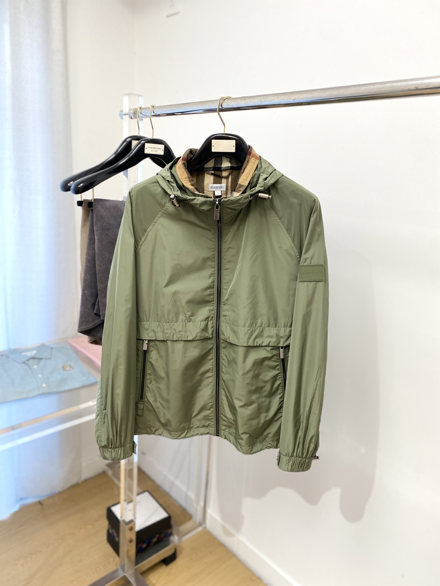 NO:518174,Burberry, 2025 new jacket jacket, fashionable and handsome, simple and versatile style, cuff embroidered decorative letter logo, customized original fabric, not only crisp, maintains the trendy silhouette, and is comfortable to wear, and the yarn is more delicate, the number M-3XL, burberry, jackets & coats, jackets & coats, alexander wang19860909巴宝莉、2025新品夹克外套,时尚帅气,简约百搭款,袖口刺绣装饰字母logo,定制原版面料,不仅挺括,保持潮流的廓形,又穿着舒适,纱织更细腻,码数M-3XL,,burberry,jackets & coats,jackets & coats,alexander wang,Men's clothing