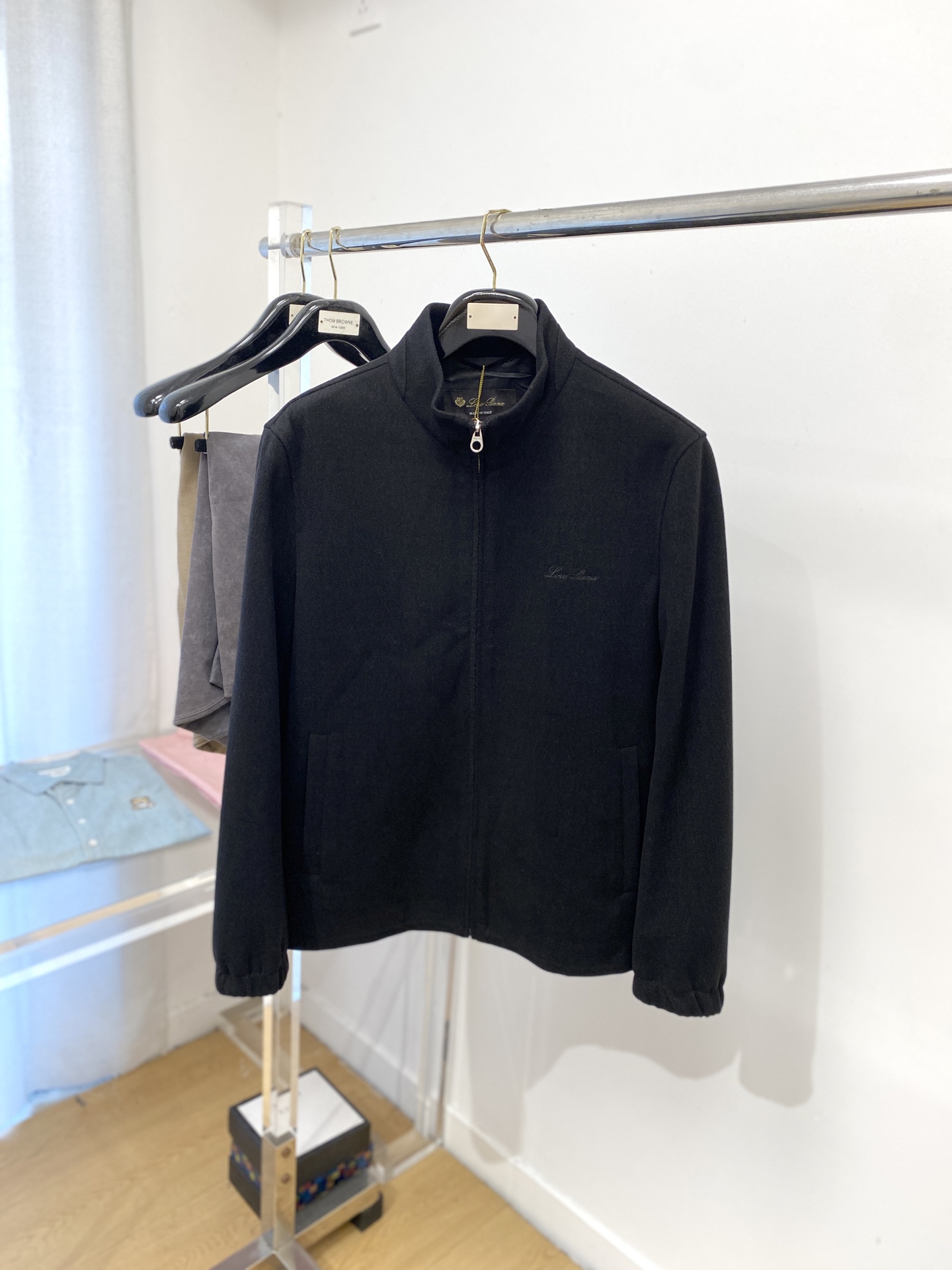 NO:518172,LP, 2025 new jacket jacket, fashionable and handsome, simple and versatile style, exquisite embroidered letter logo on the chest, customized original fabric, not only crisp, maintains the trendy silhouette, and is comfortable to wear, and the yarn weaving is more delicate, the number M-3XL, loro piano, jackets & coats, jackets & coats, alexander wang19860909LP、2025新品夹克外套,时尚帅气,简约百搭款,胸前精致刺绣字母logo,定制原版面料,不仅挺括,保持潮流的廓形,又穿着舒适,纱织更细腻,码数M-3XL,,loro piana,jackets & coats,jackets & coats,alexander wang,Men's clothing