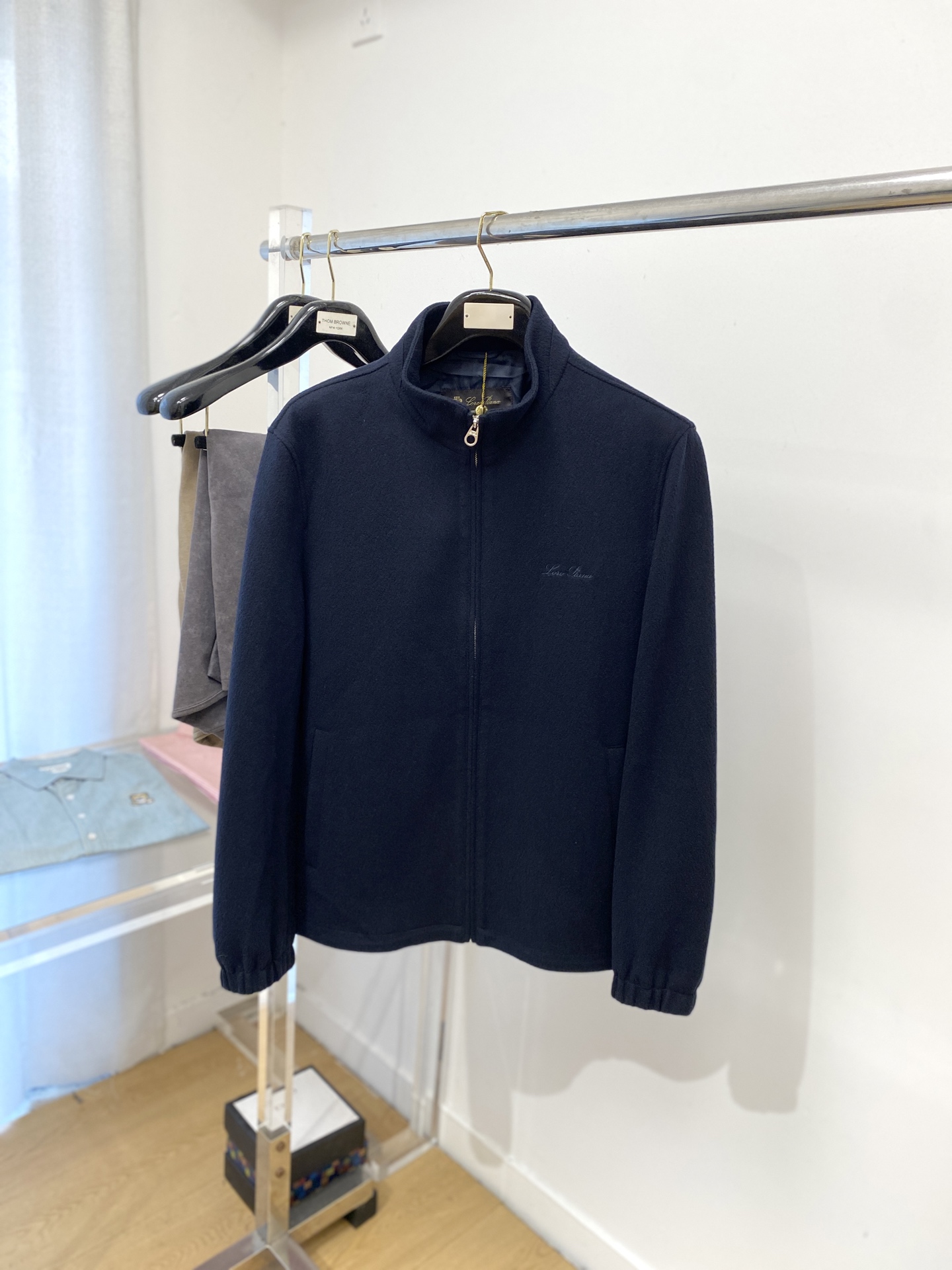 NO:569594,LP, 2025 new jacket jacket, fashionable and handsome, simple and versatile, exquisite embroidered letter logo on the chest, customized original fabric, not only stiff and keeping the trendy silhouette, but also comfortable to wear, the yarn is more delicate, size M-3XL,,loro piana,jackets & coats,jackets & coats,alexander wang19860909LP、2025新品夹克外套,时尚帅气,简约百搭款,胸前精致刺绣字母logo,定制原版面料,不仅挺括,保持潮流的廓形,又穿着舒适,纱织更细腻,码数M-3XL,,loro piana,jackets & coats,jackets & coats,alexander wang,Men's clothing