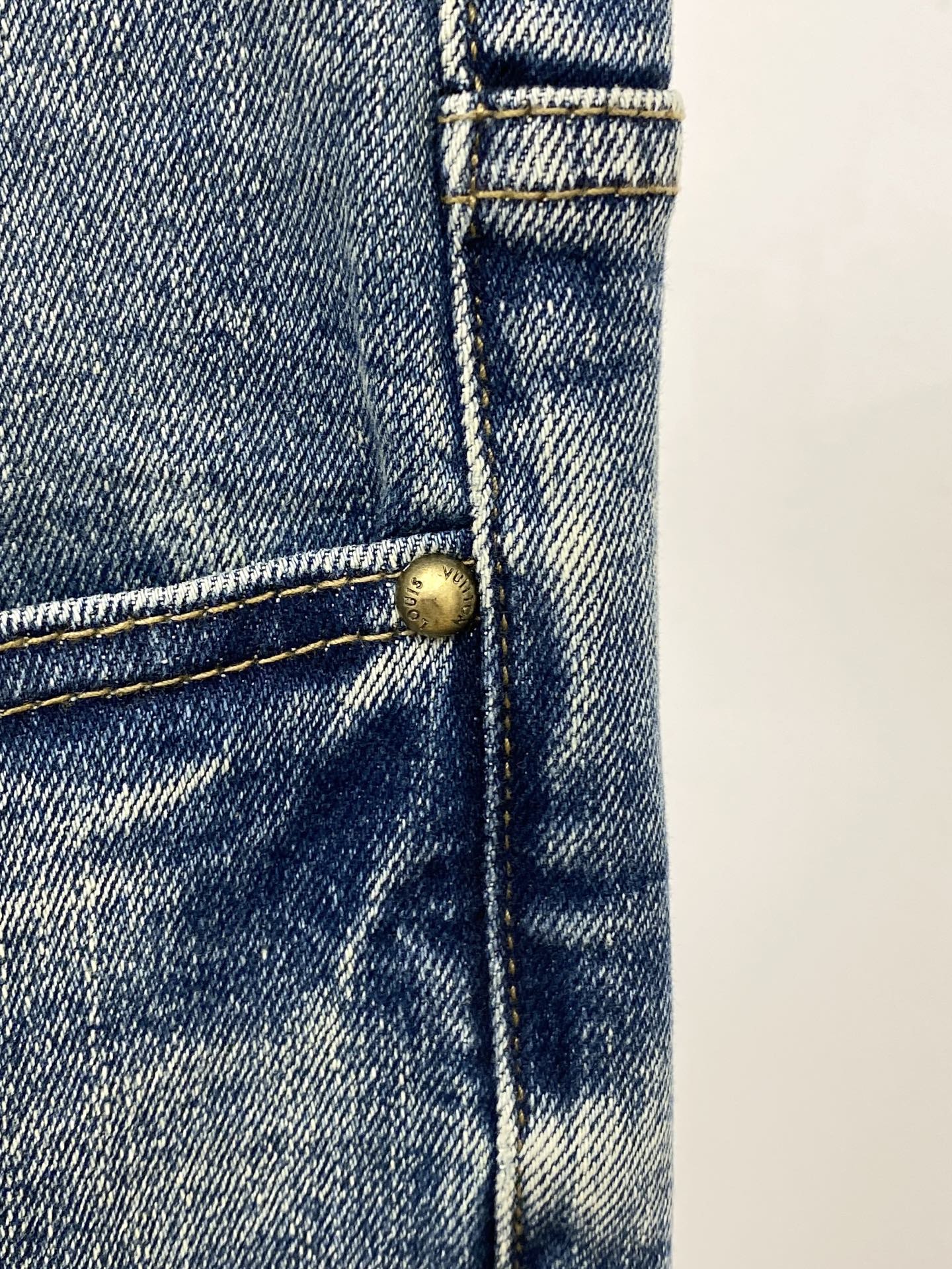 LV、2025最新品，专柜同步有售，原单狠货，水洗休闲牛仔裤，进口原版水洗弹力面料，舒适有弹性，原版五金